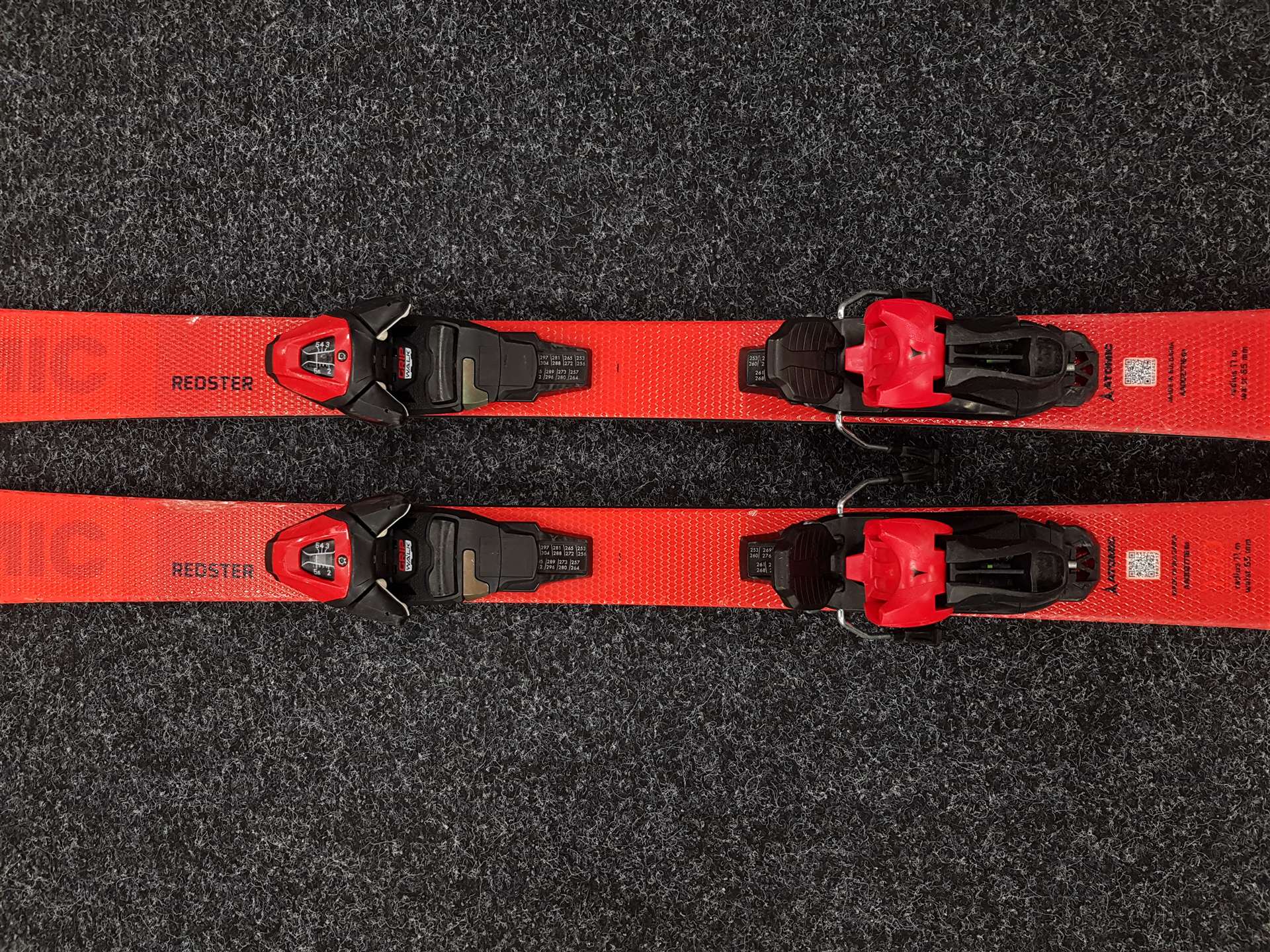 Použité dětské lyže ATOMIC Redster J4 + vázání Atomic L6