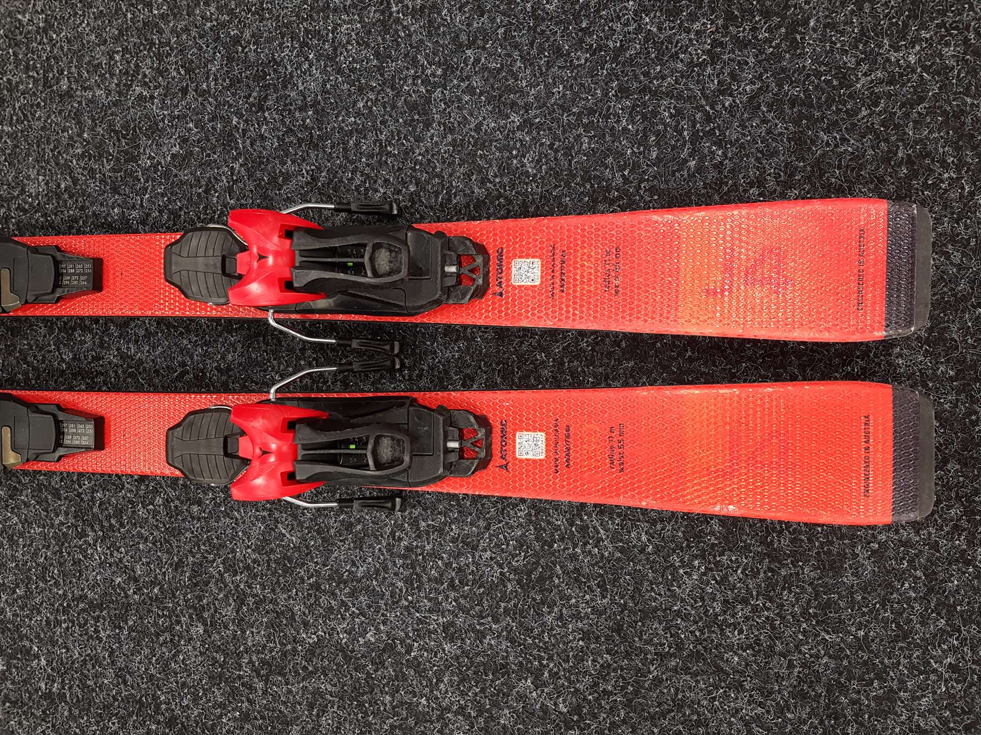 Použité dětské lyže ATOMIC Redster J4 + vázání Atomic L6
