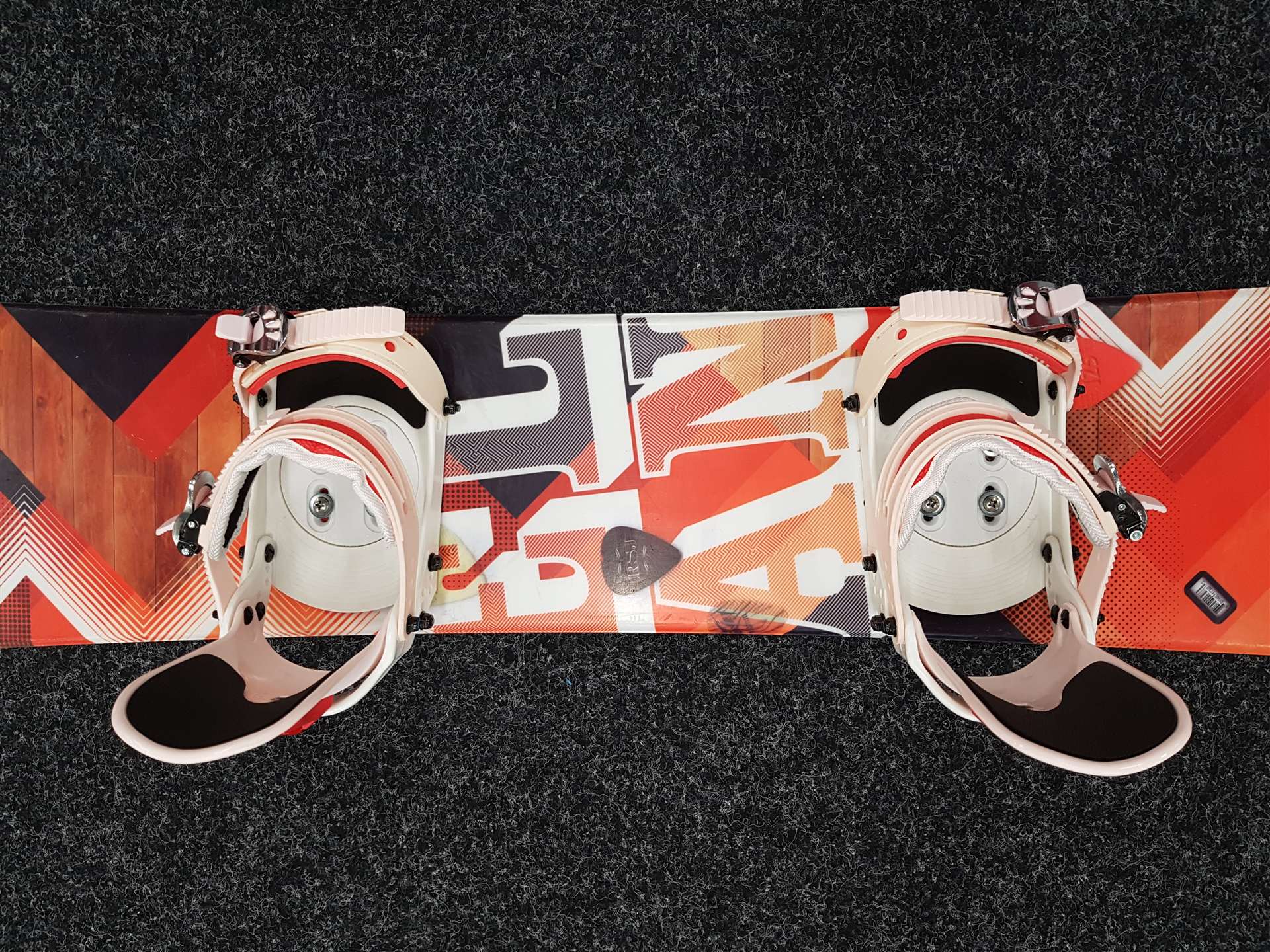 Gebrauchtes ELAN RSJ Snowboard + neue Spice Snowboards Bindungen Größe XS/S
