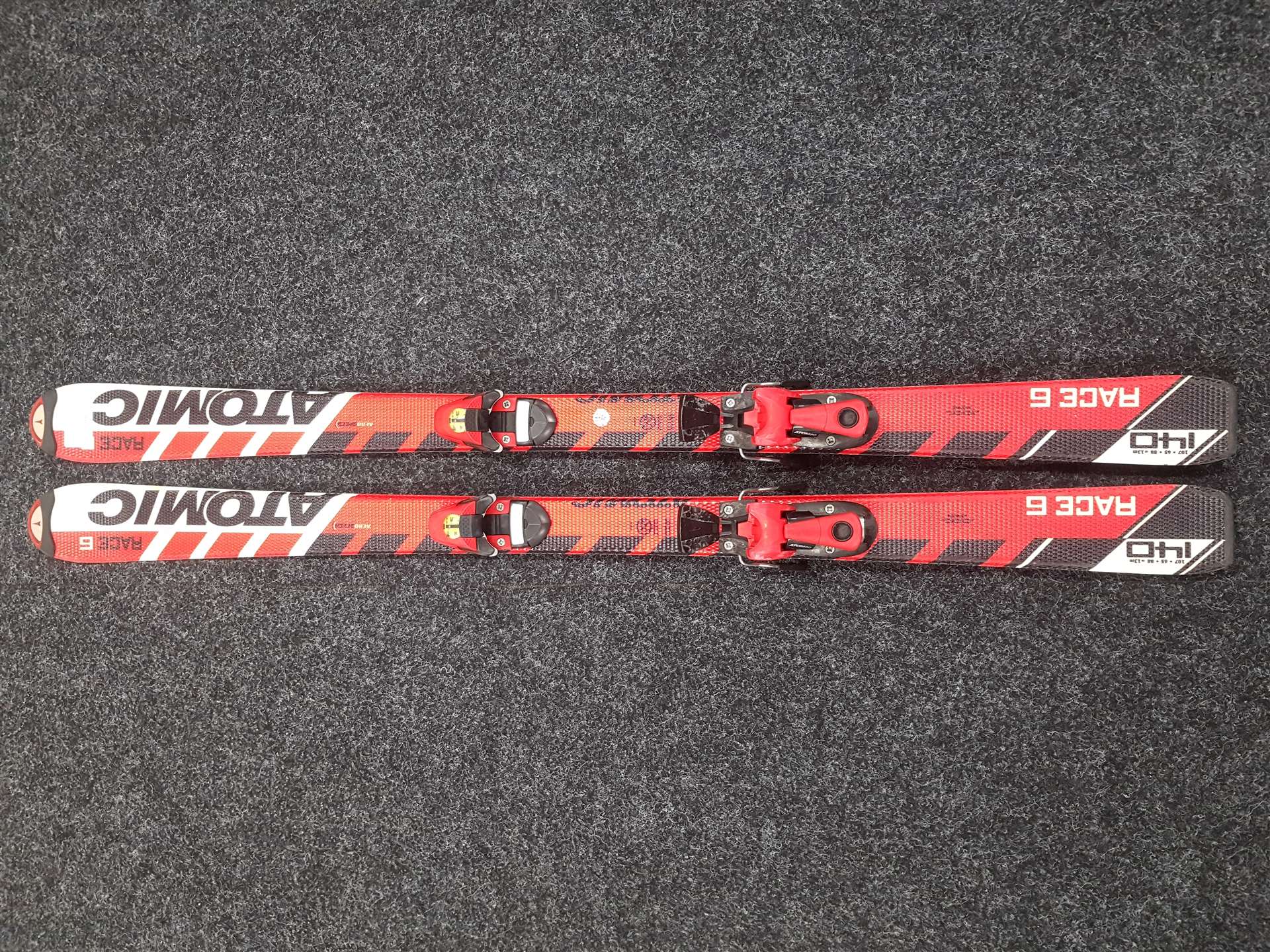 Gebrauchte ATOMIC Race 6 Ski + Atomic Race 4.5 Bindungen