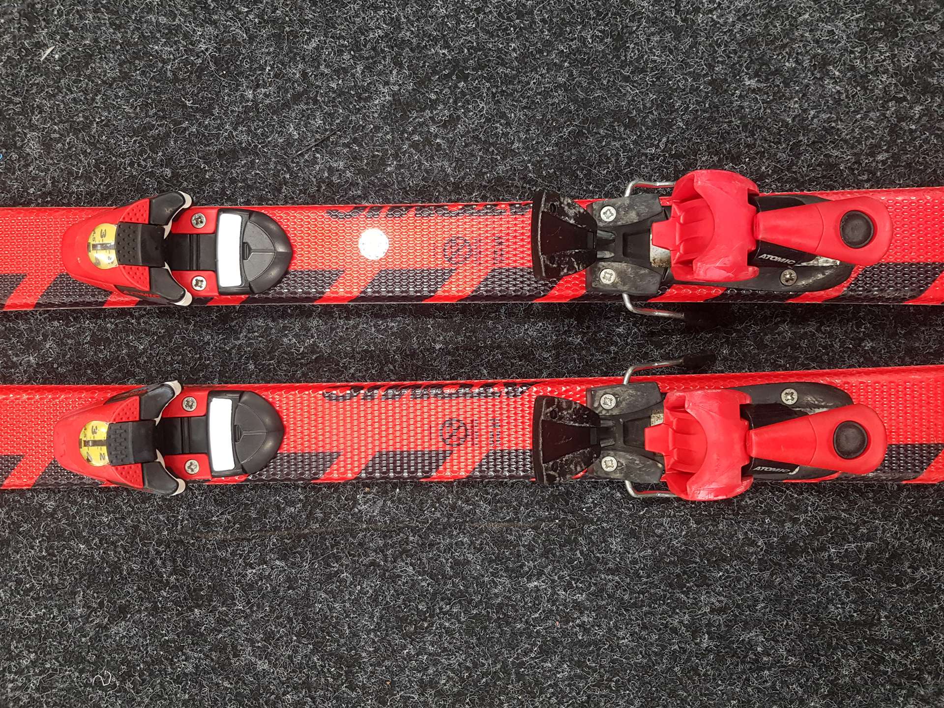 Gebrauchte ATOMIC Race 6 Ski + Atomic Race 4.5 Bindungen