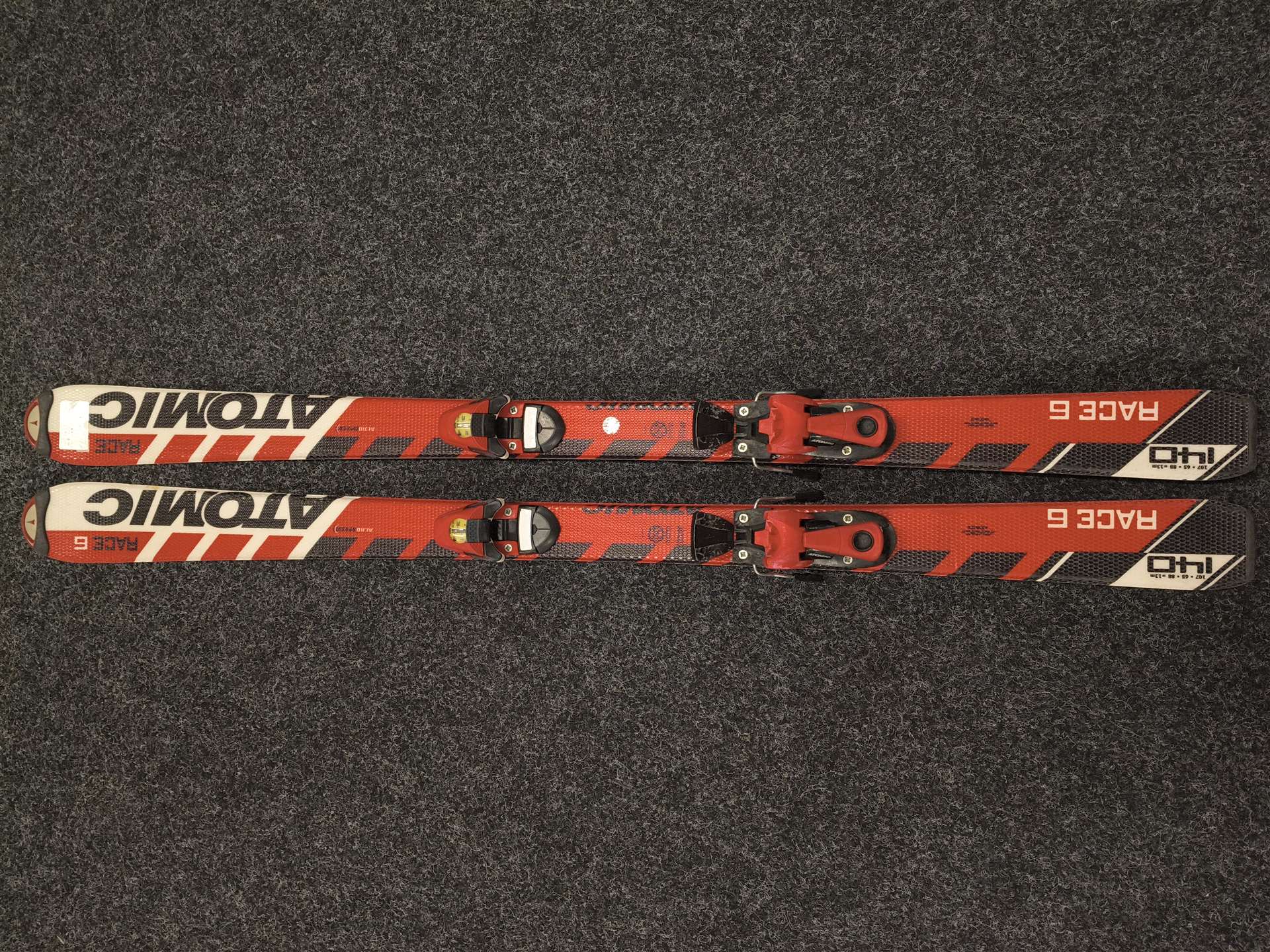 Gebrauchte ATOMIC Race 6 Ski + Atomic Race 4.5 Bindungen