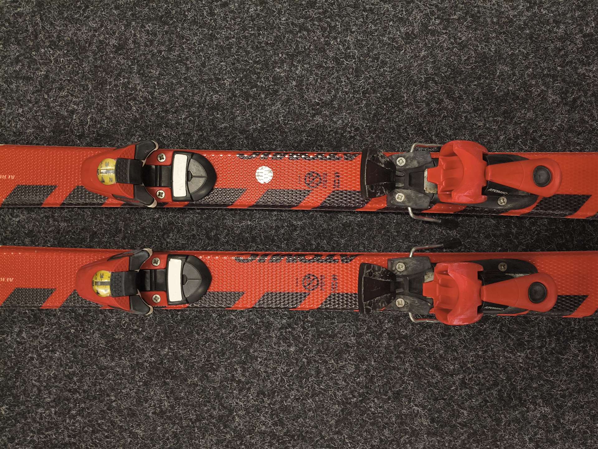 Gebrauchte ATOMIC Race 6 Ski + Atomic Race 4.5 Bindungen