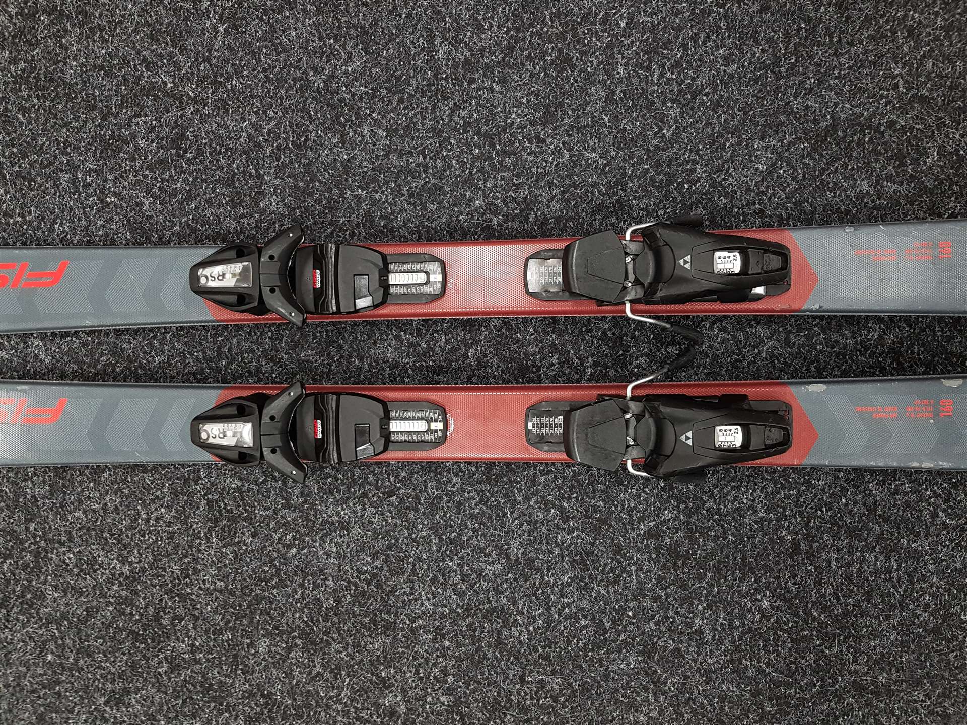 Skis FISCHER Fire d'occasion + fixations Fischer RS 9