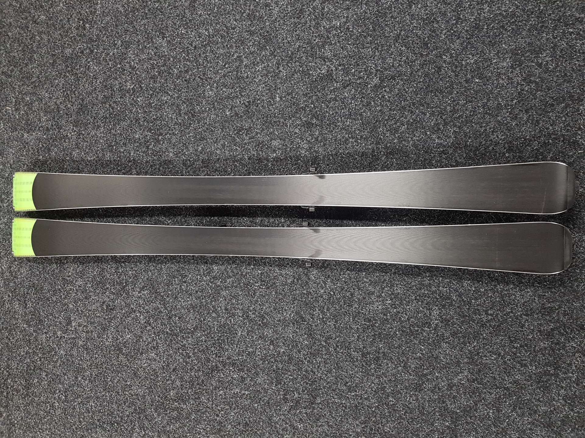 Použité lyže ROSSIGNOL Pursuit P400 + viazanie Look NX 12