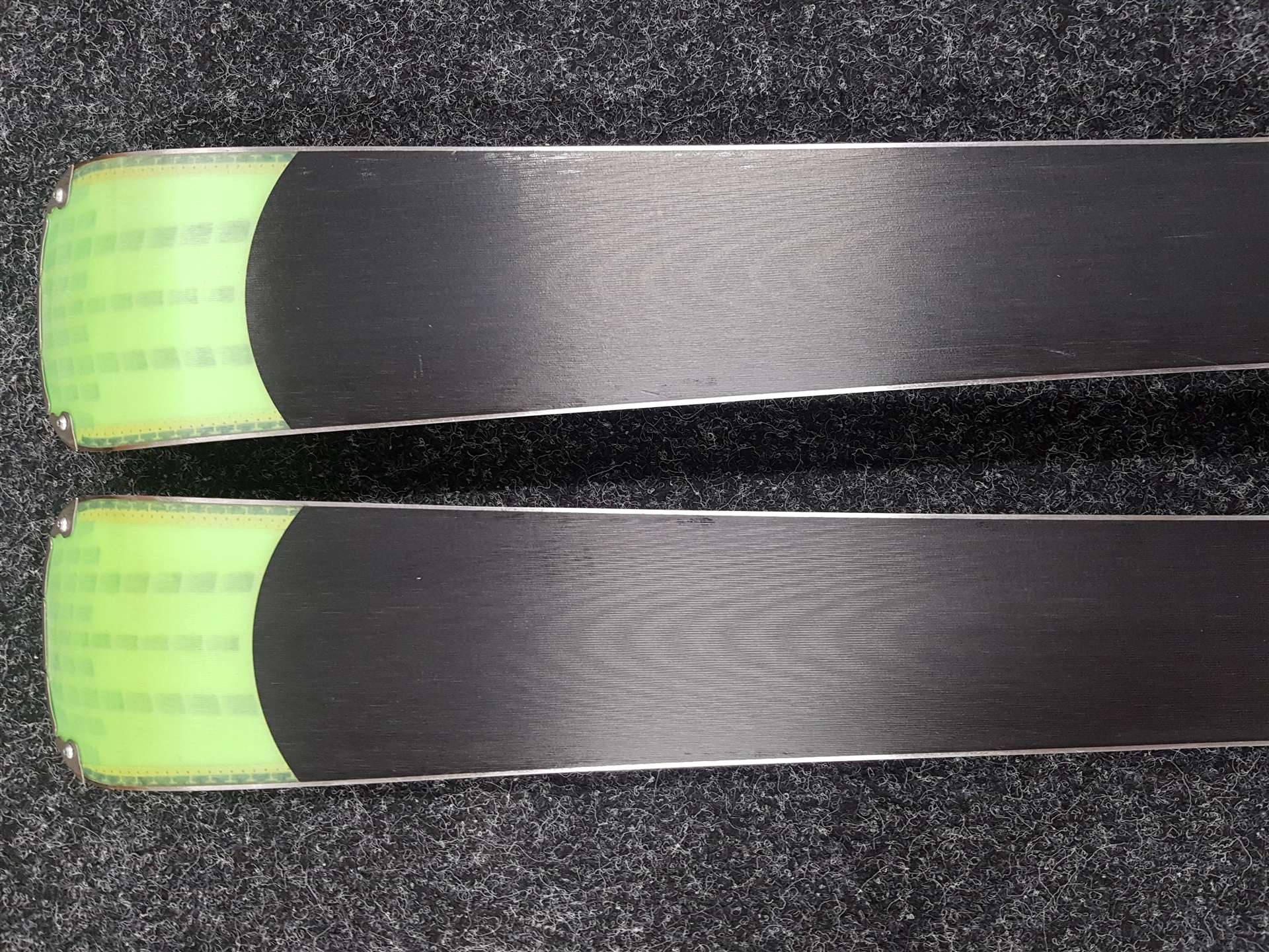 Použité lyže ROSSIGNOL Pursuit P400 + viazanie Look NX 12