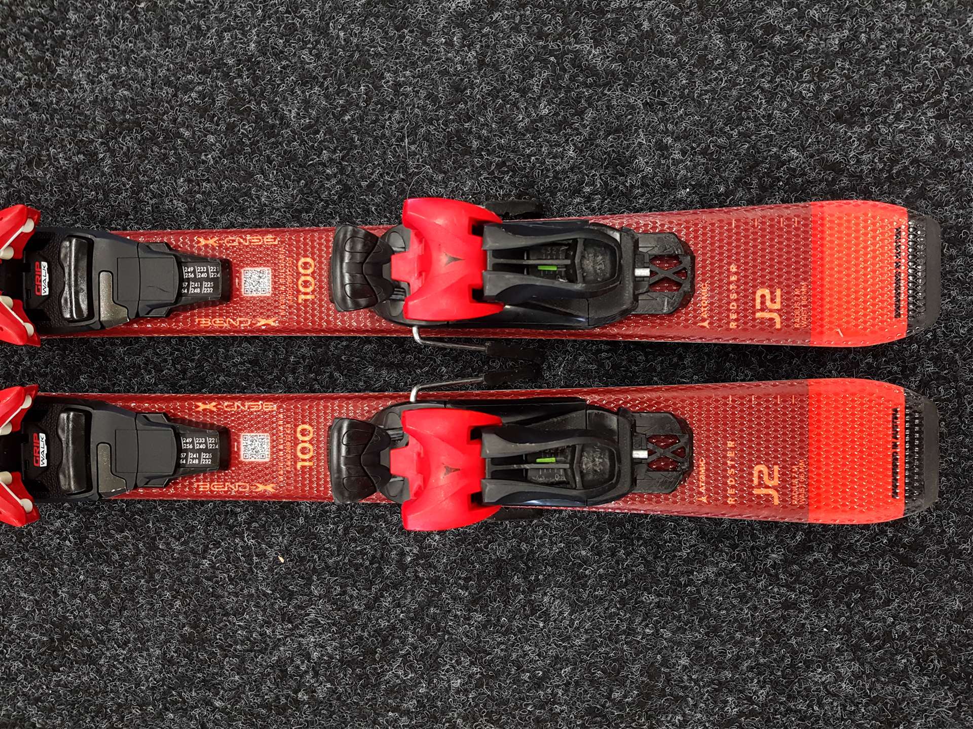 Použité dětské lyže ATOMIC Redster J2 + vázání Atomic C5