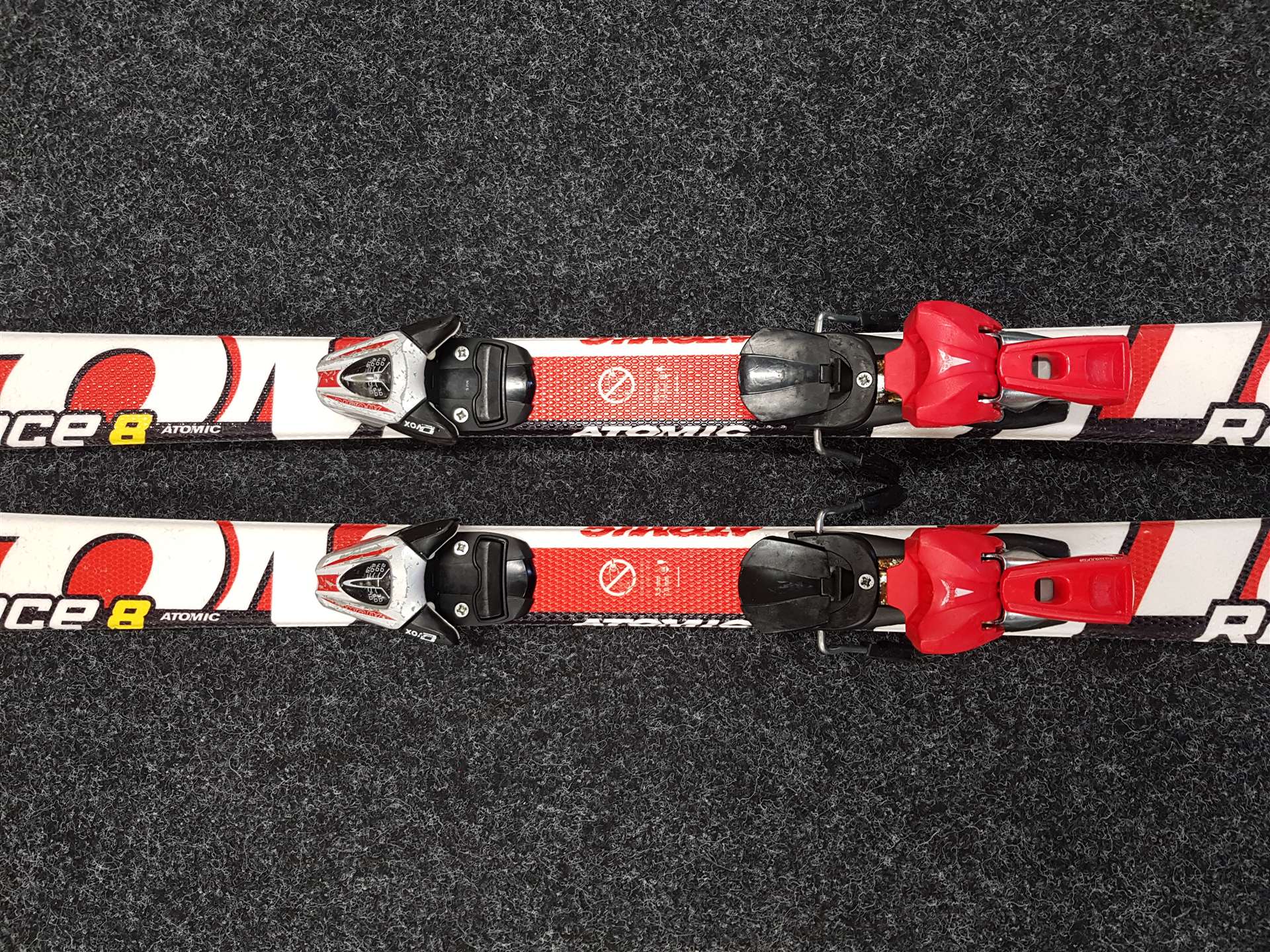 Schiuri pentru copii folosite ATOMIC Race 8 + legături Atomic EvoX 7.5