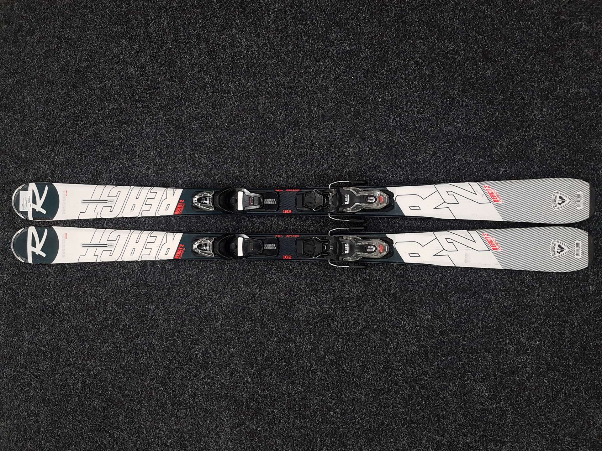 Skis ROSSIGNOL React 2 Carbon d'occasion + fixations Look Xpress 10