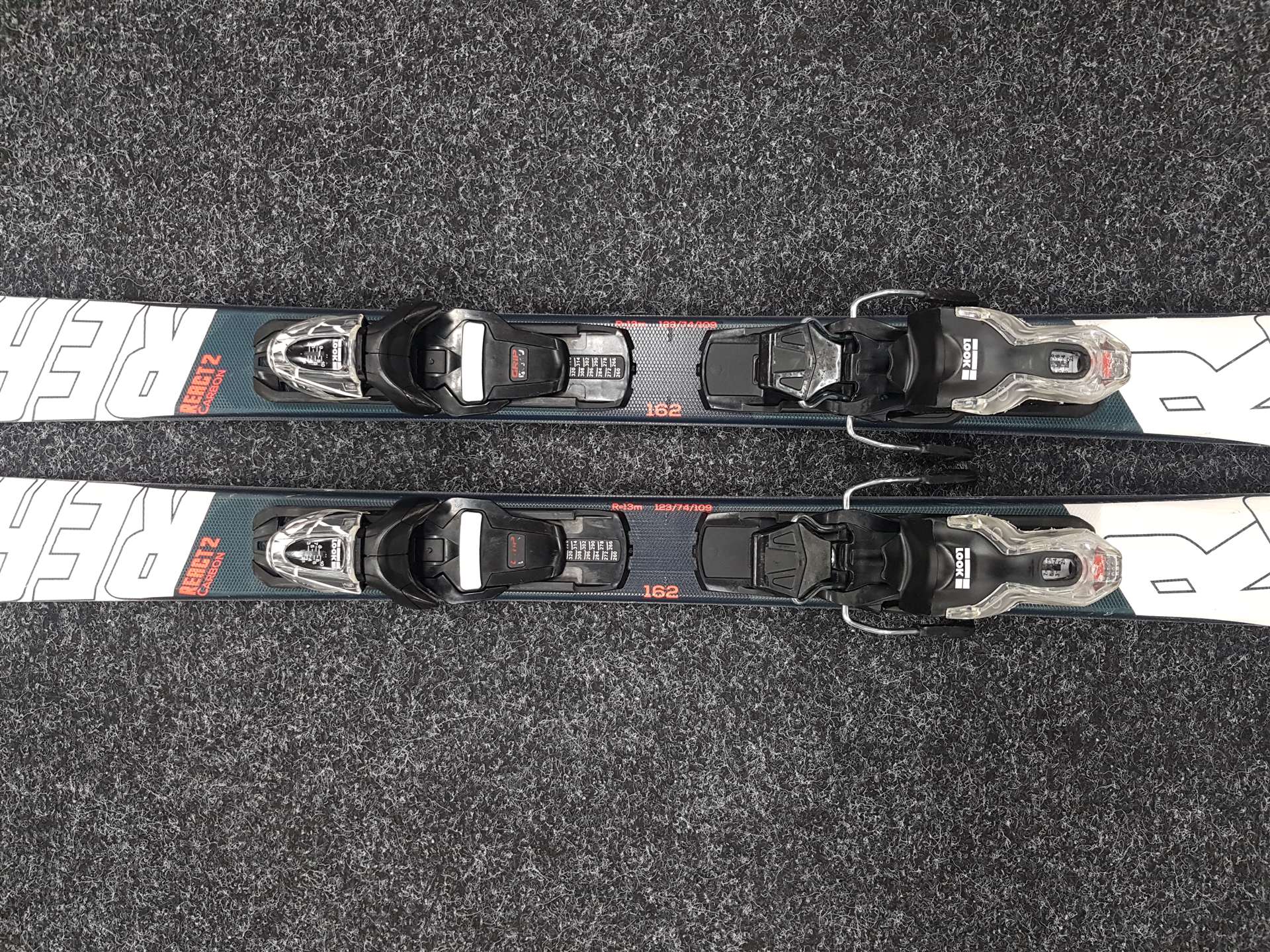 Skis ROSSIGNOL React 2 Carbon d'occasion + fixations Look Xpress 10