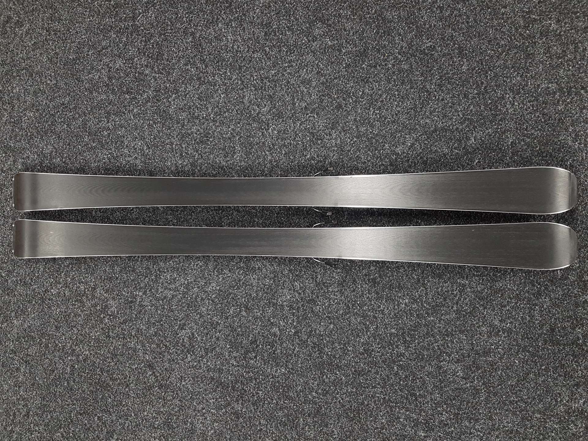 Skis ROSSIGNOL React 2 Carbon d'occasion + fixations Look Xpress 10