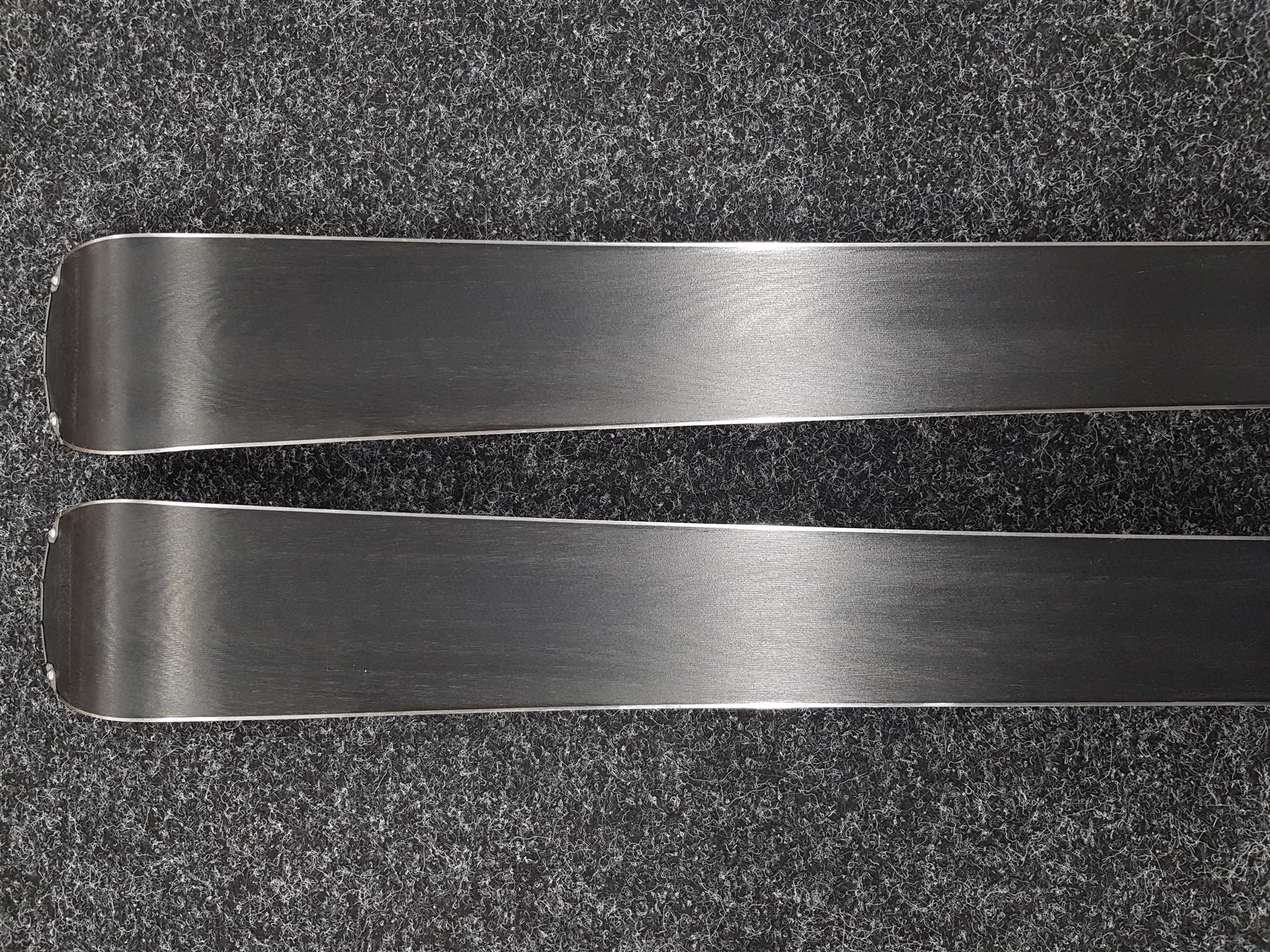 Skis ROSSIGNOL React 2 Carbon d'occasion + fixations Look Xpress 10