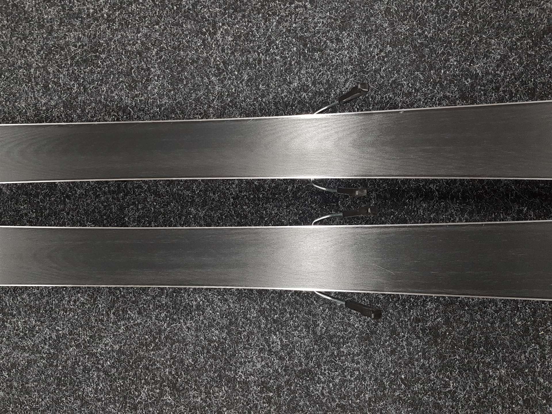 Skis ROSSIGNOL React 2 Carbon d'occasion + fixations Look Xpress 10