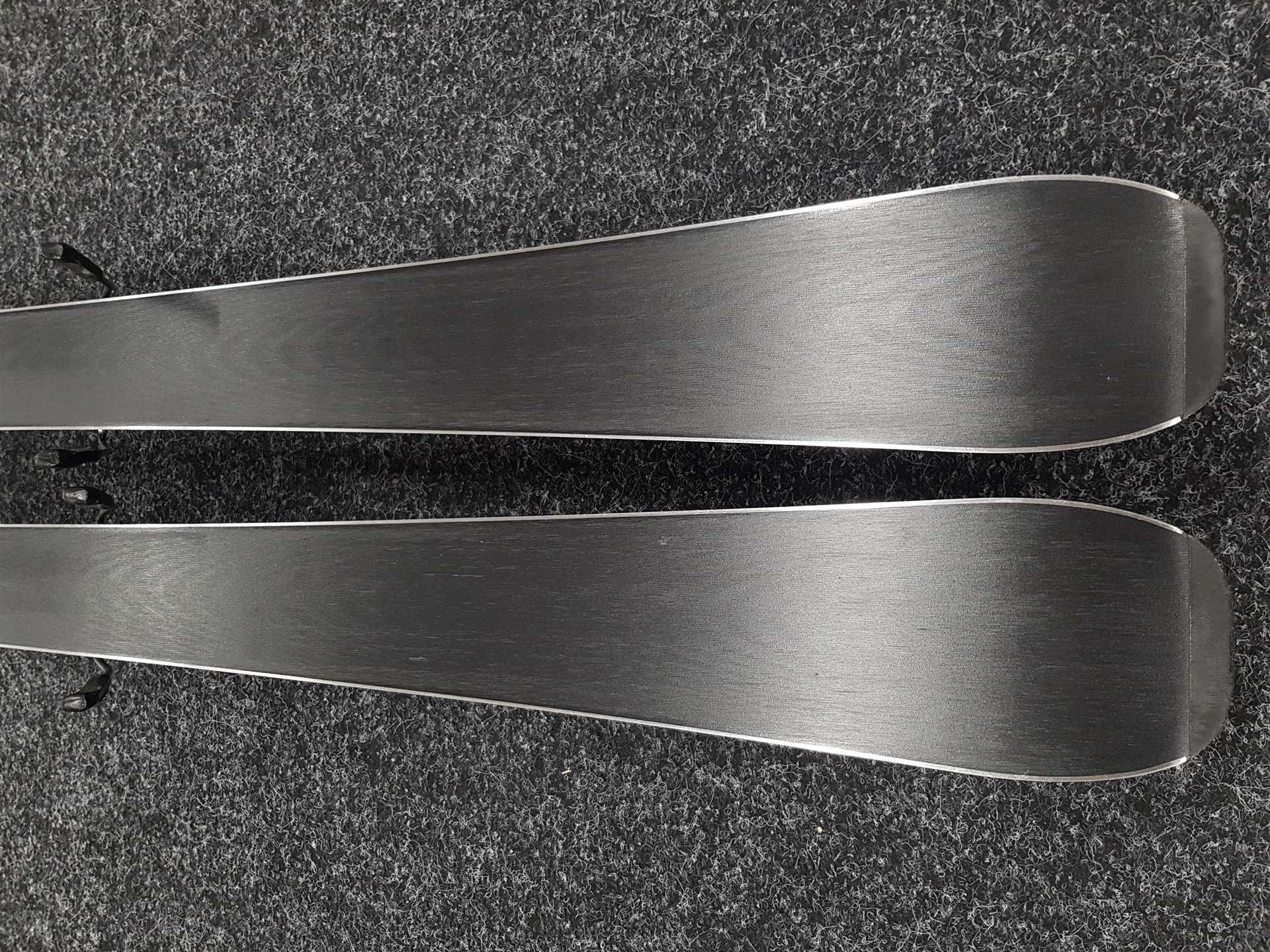 Skis ROSSIGNOL React 2 Carbon d'occasion + fixations Look Xpress 10