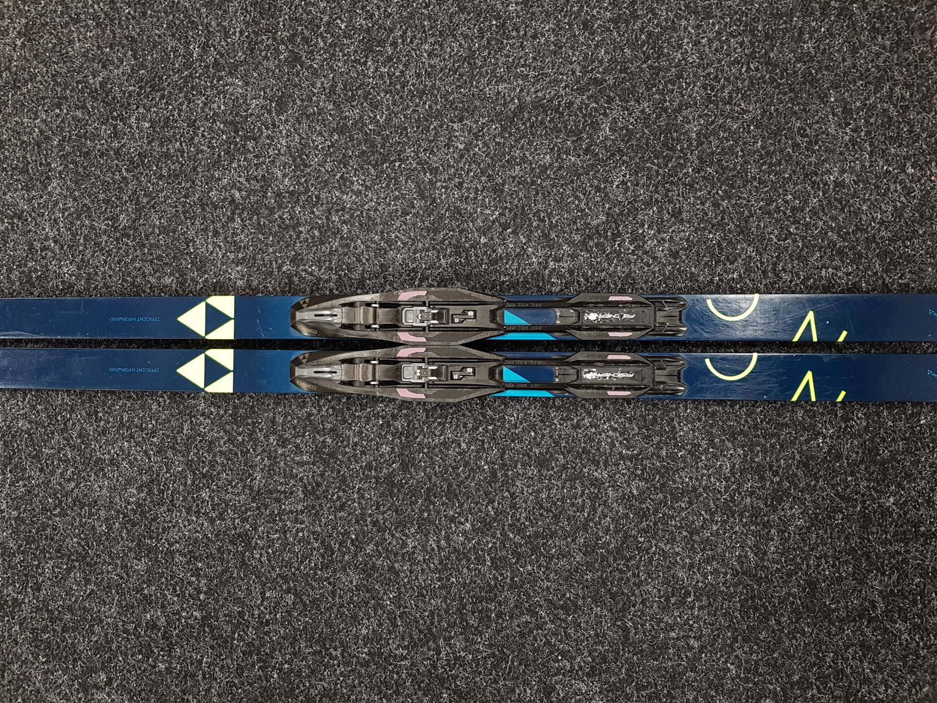 Schiuri de cross-country FISCHER Efficient Forward folosite + legături NNN Fischer Control