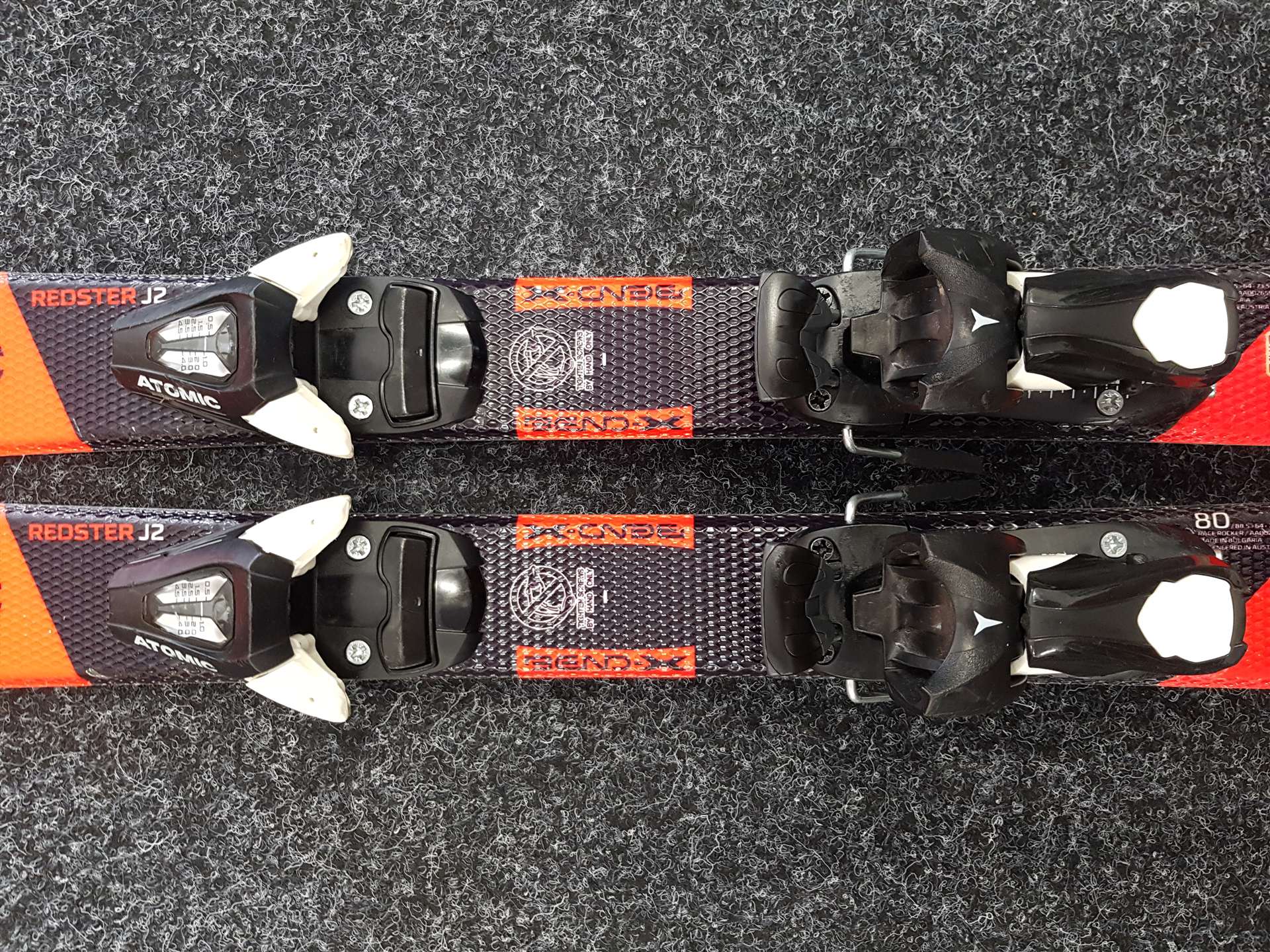 Sci da sci usati per bambini, modello ATOMIC Redster J2 + attacchi Atomic C5.