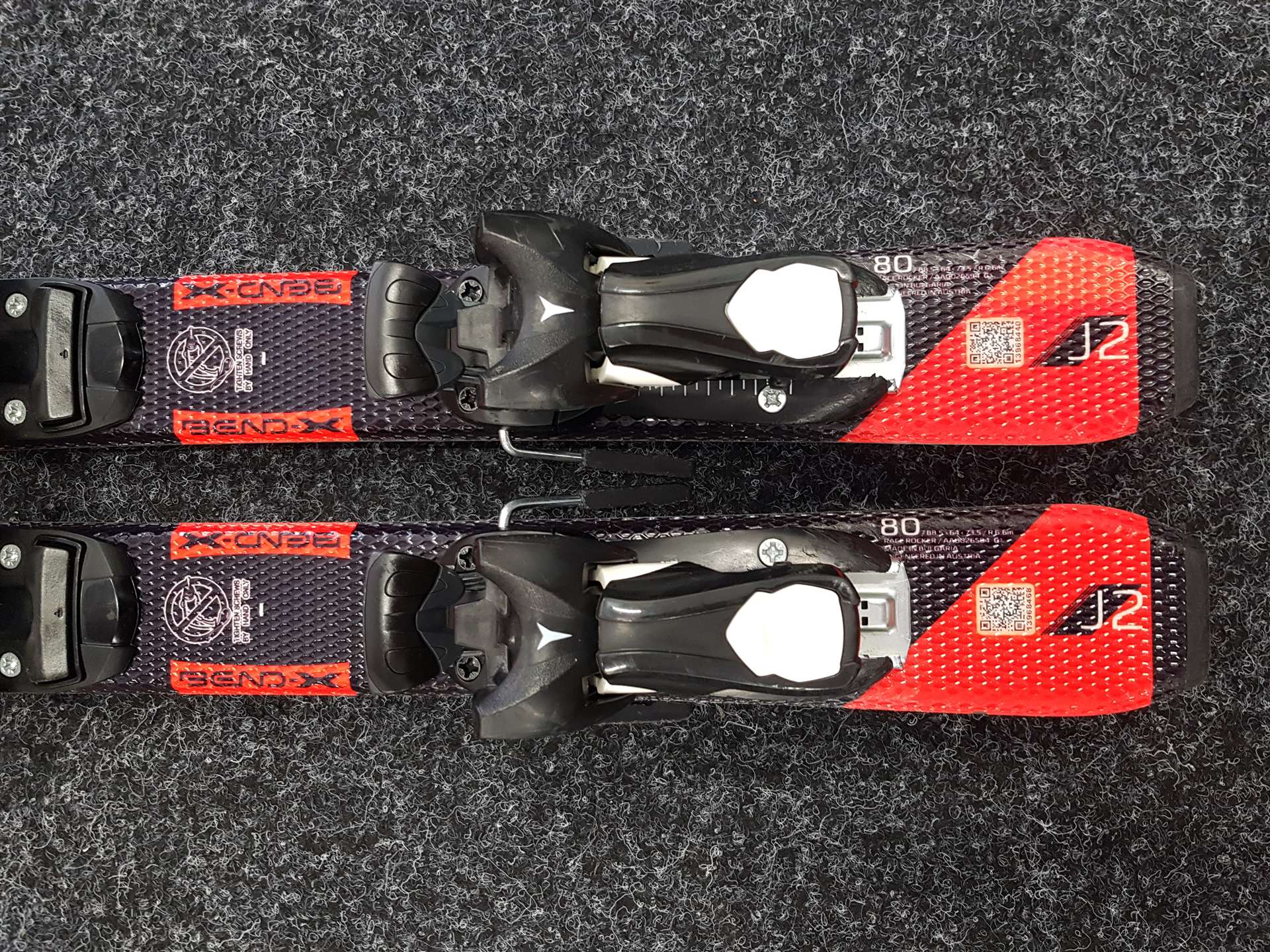 Sci da sci usati per bambini, modello ATOMIC Redster J2 + attacchi Atomic C5.