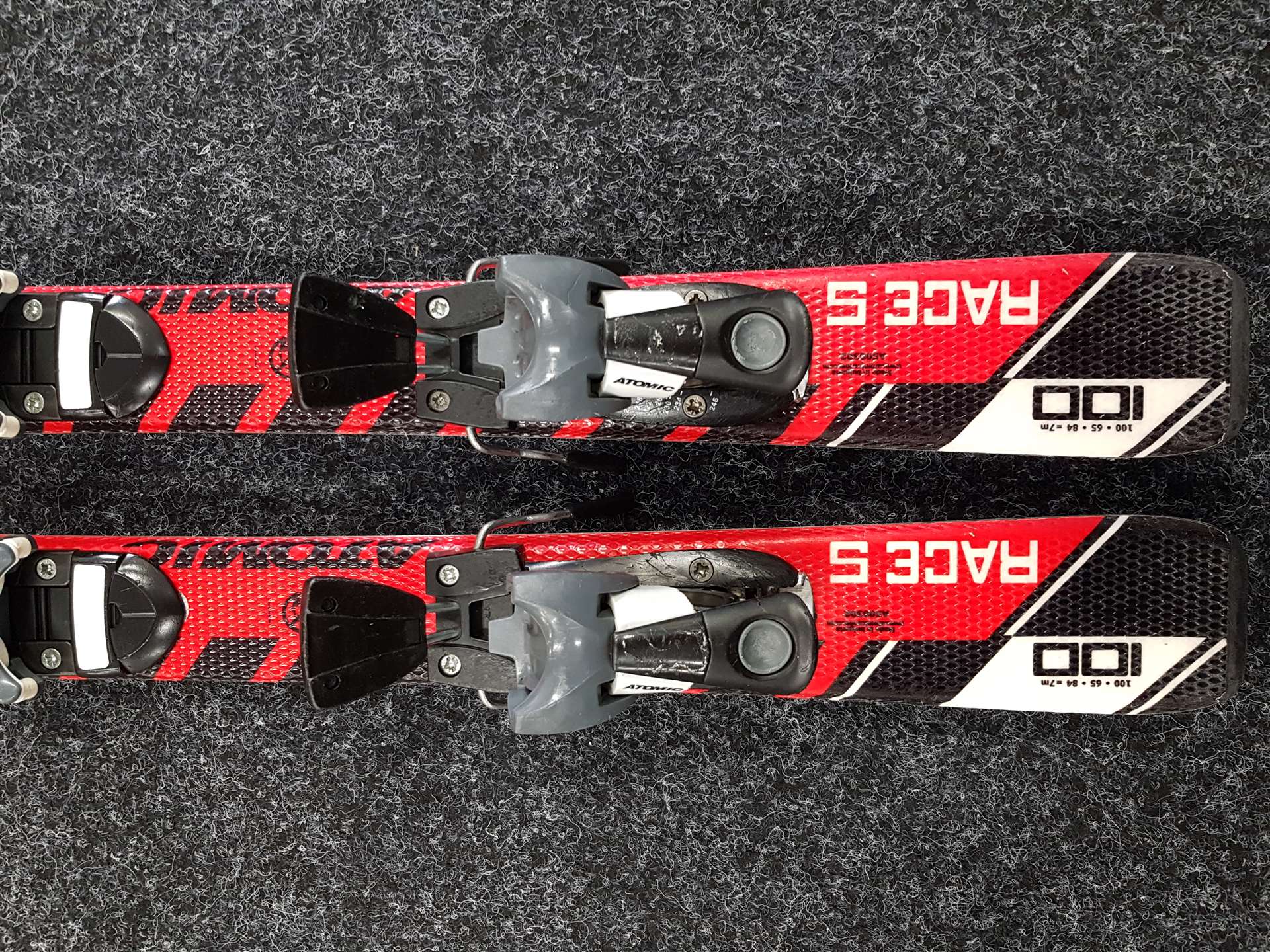 Skis enfant d'occasion ATOMIC Race 5 + fixations AtomicR045+