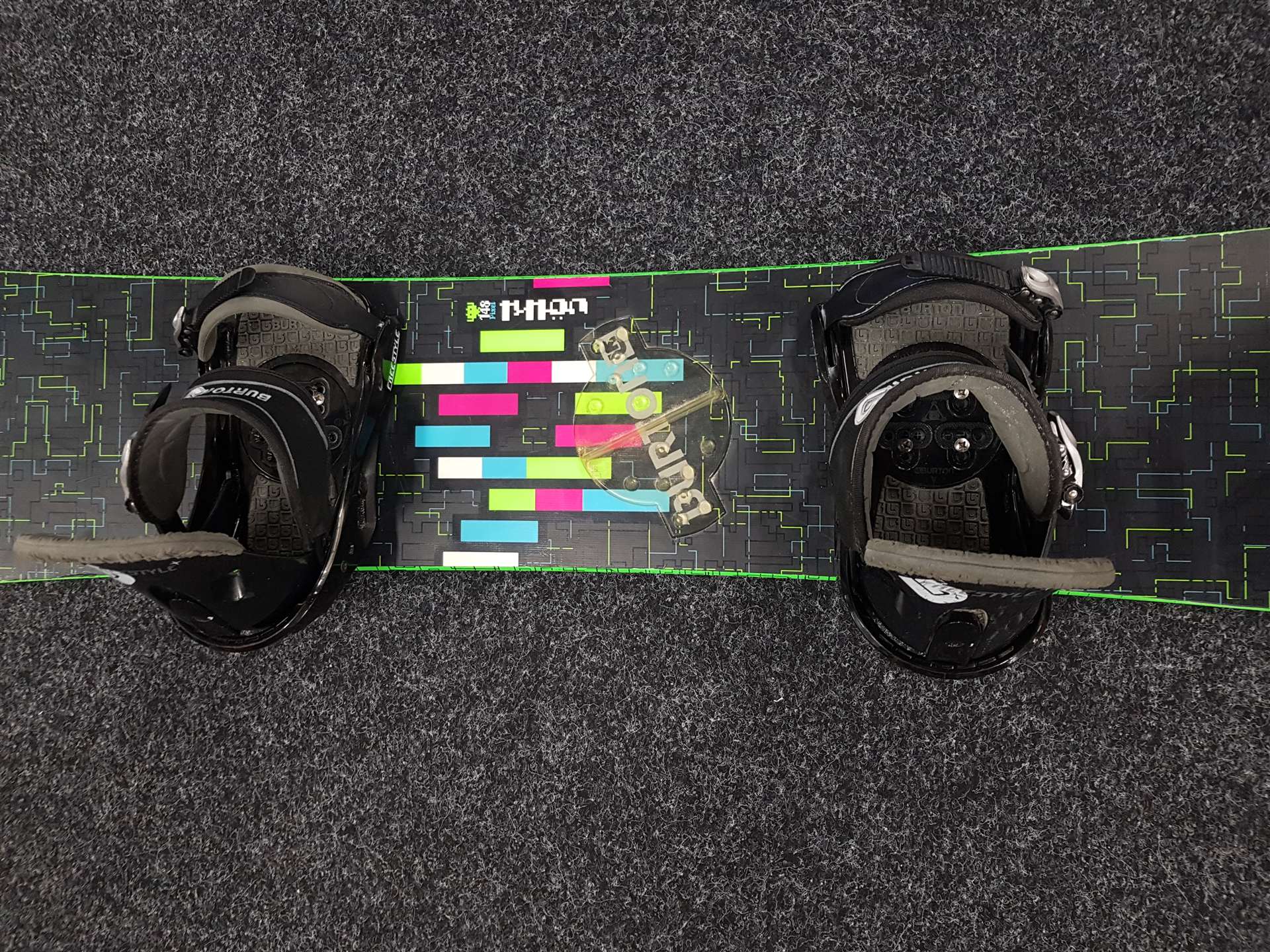 Použitý snowboard BURTON Pixel 148 + vázání Burton velikost S/M