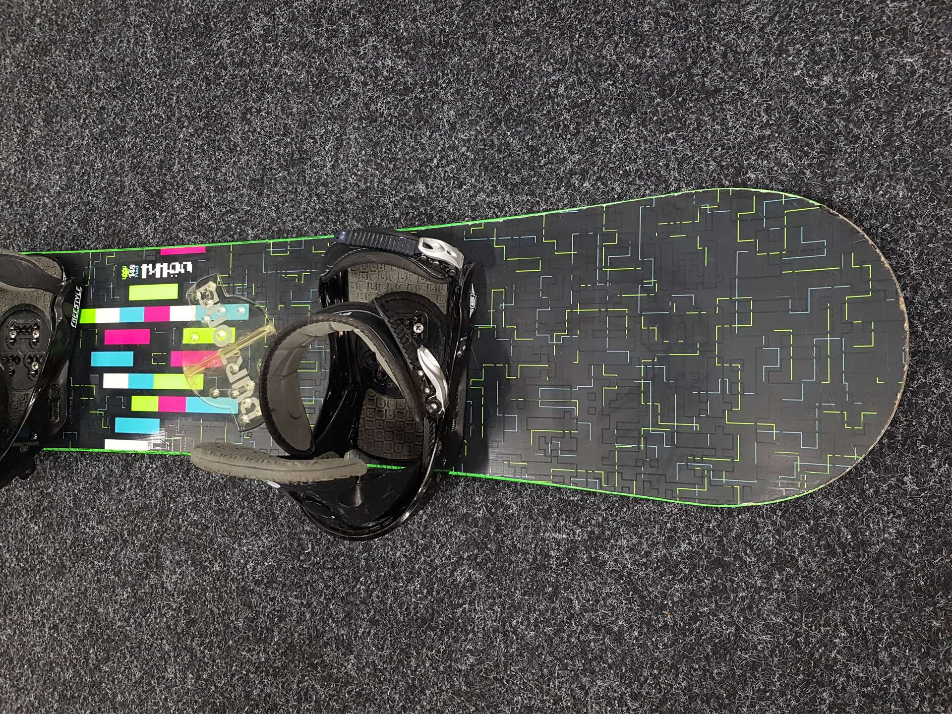 Použitý snowboard BURTON Pixel 148 + vázání Burton velikost S/M