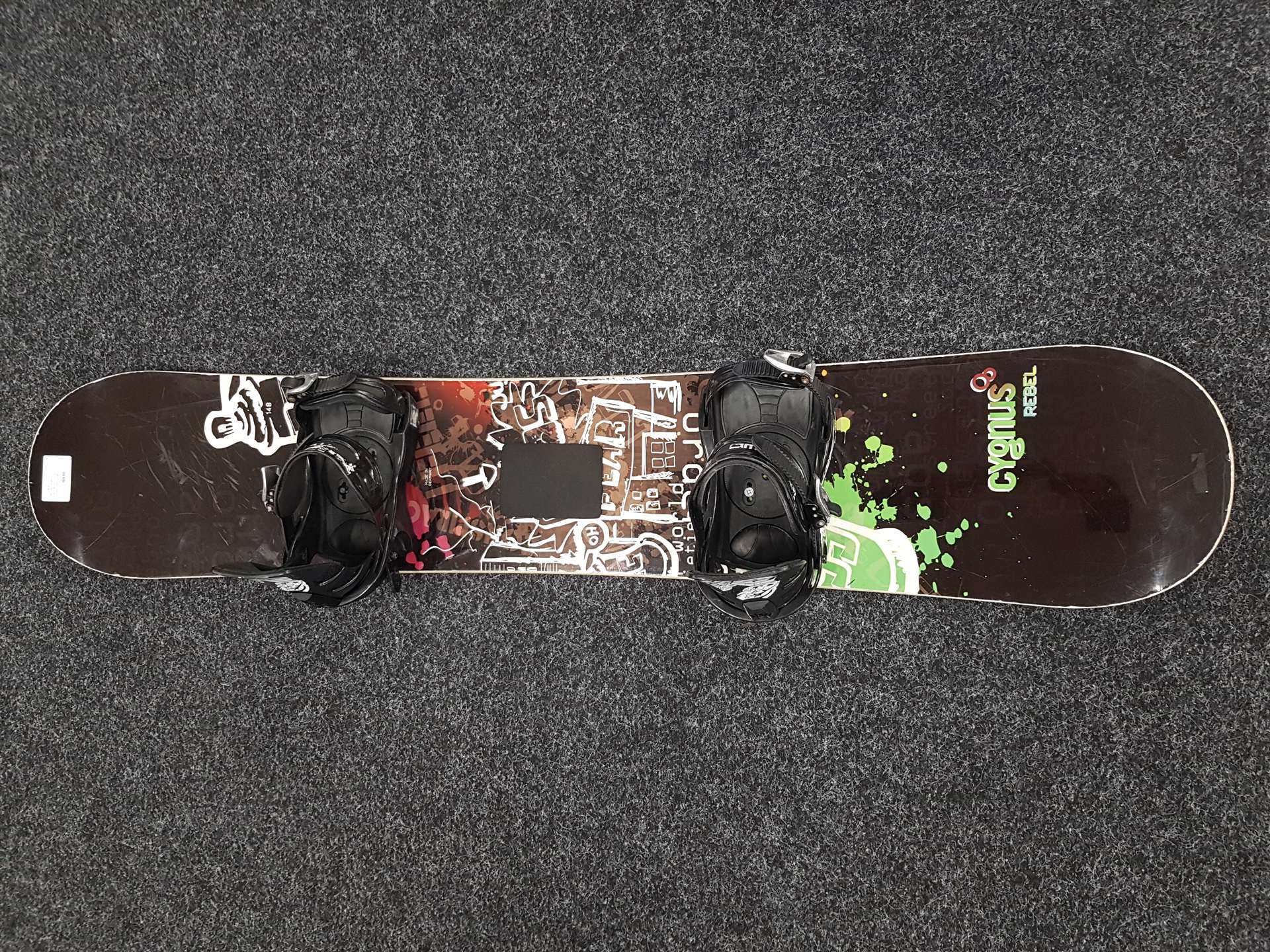 Használt CYGNUS Rebel snowboard + elsőkerék-meghajtású kötés S/M méret