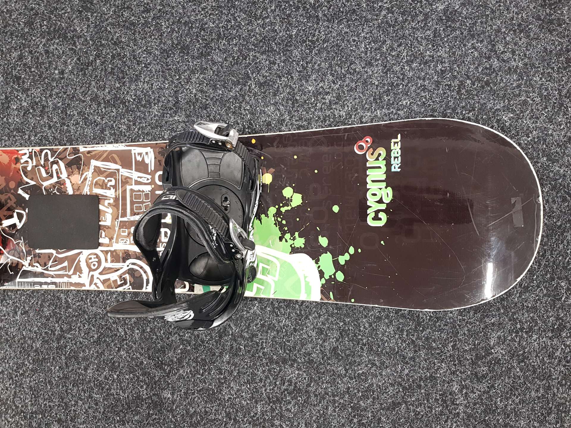 Használt CYGNUS Rebel snowboard + elsőkerék-meghajtású kötés S/M méret