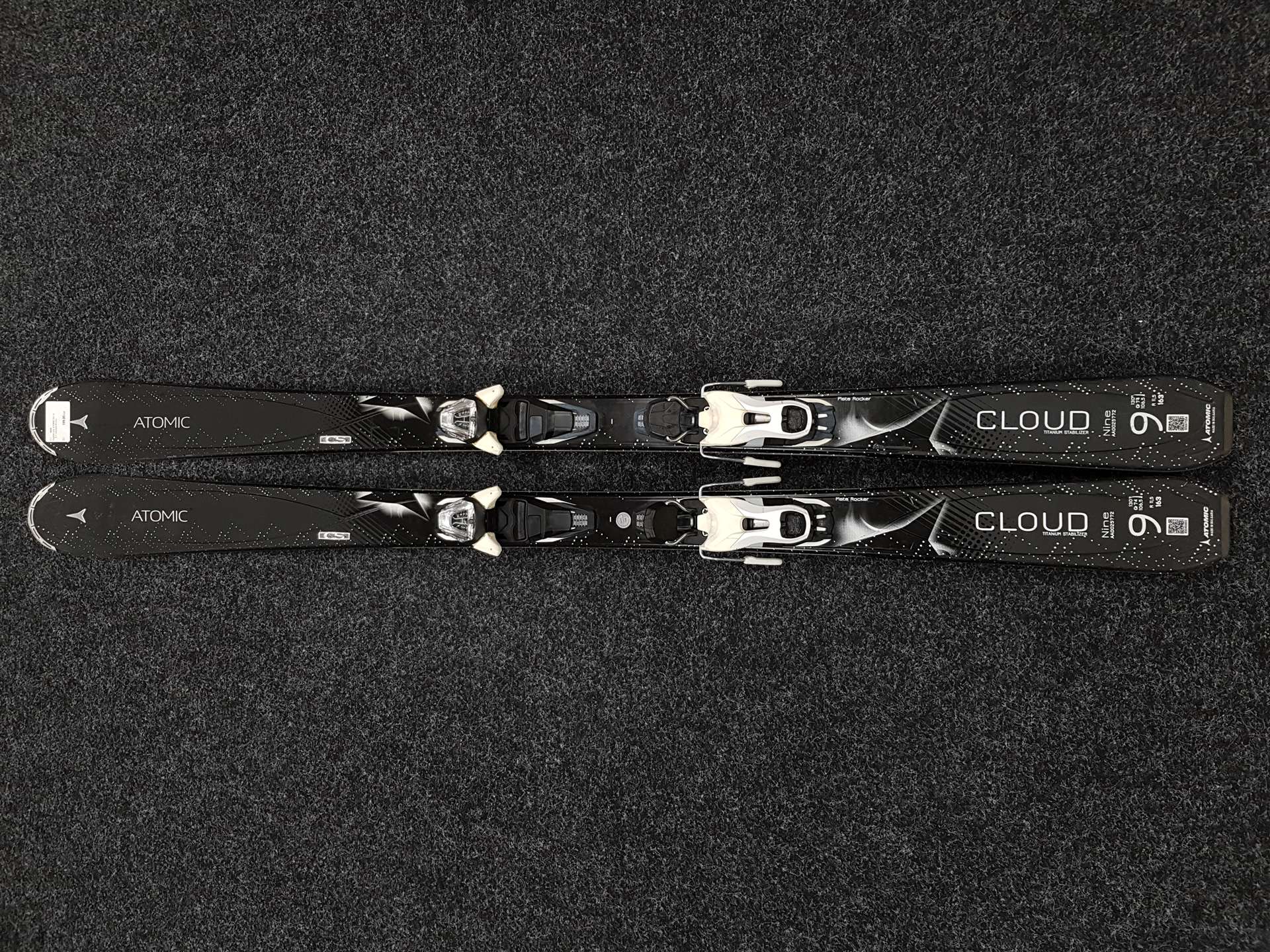 Gebrauchte ATOMIC Cloud 9 Skier + Atomic 10 Bindungen