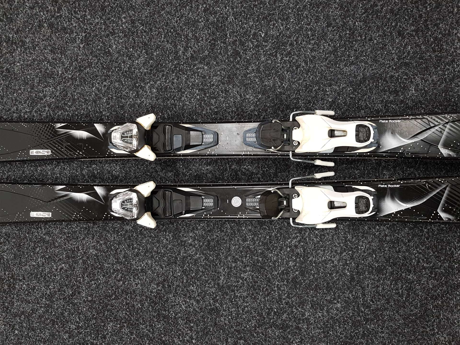 Gebrauchte ATOMIC Cloud 9 Skier + Atomic 10 Bindungen