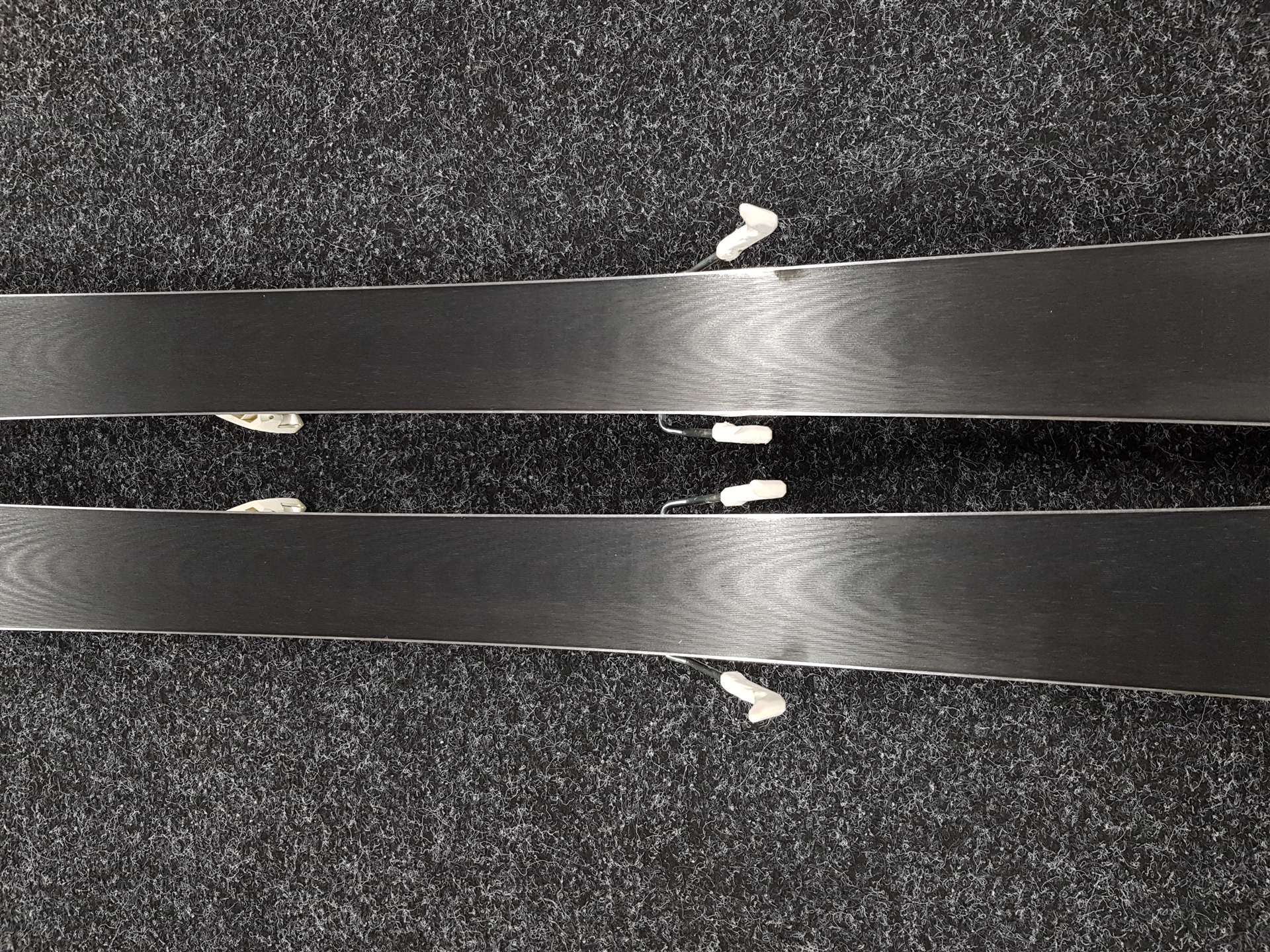 Gebrauchte ATOMIC Cloud 9 Skier + Atomic 10 Bindungen