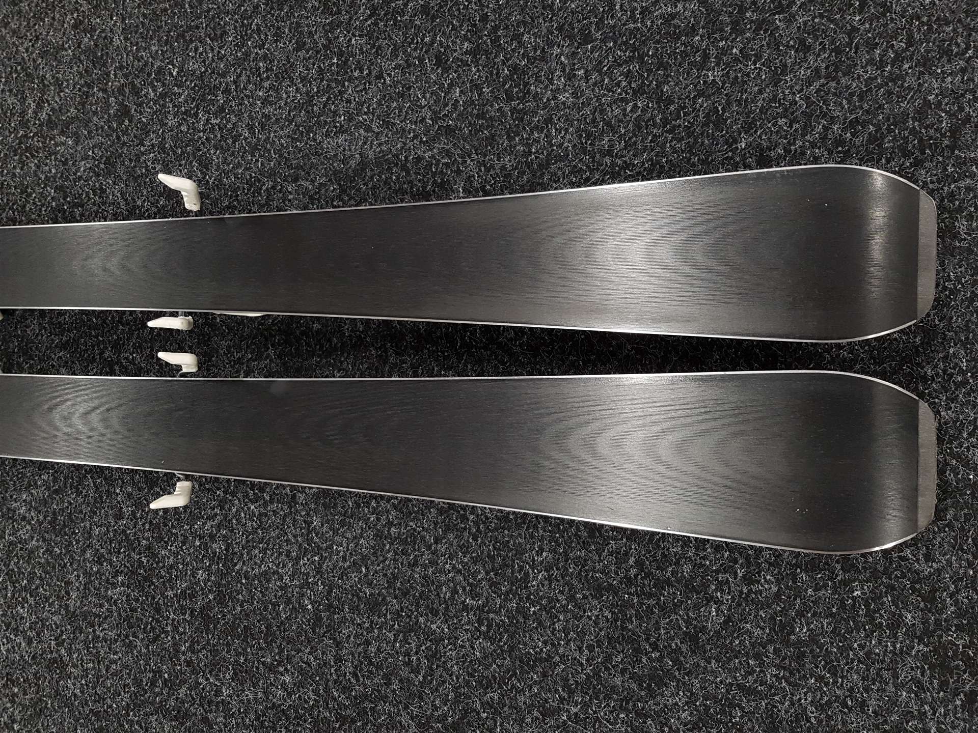 Gebrauchte ATOMIC Cloud 9 Skier + Atomic 10 Bindungen