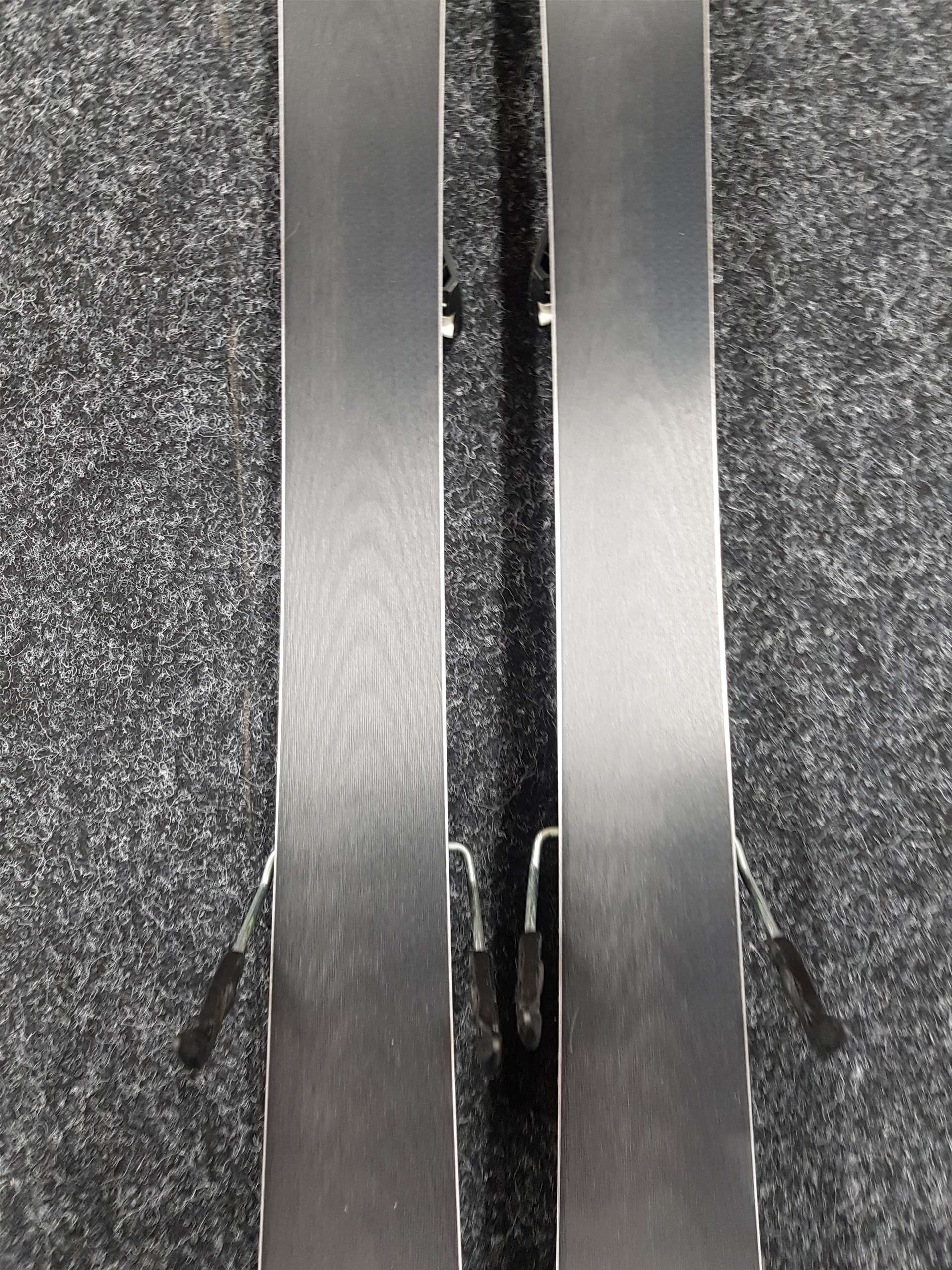 Použité lyže SALOMON XR + viazanie Salomon Lithium 10