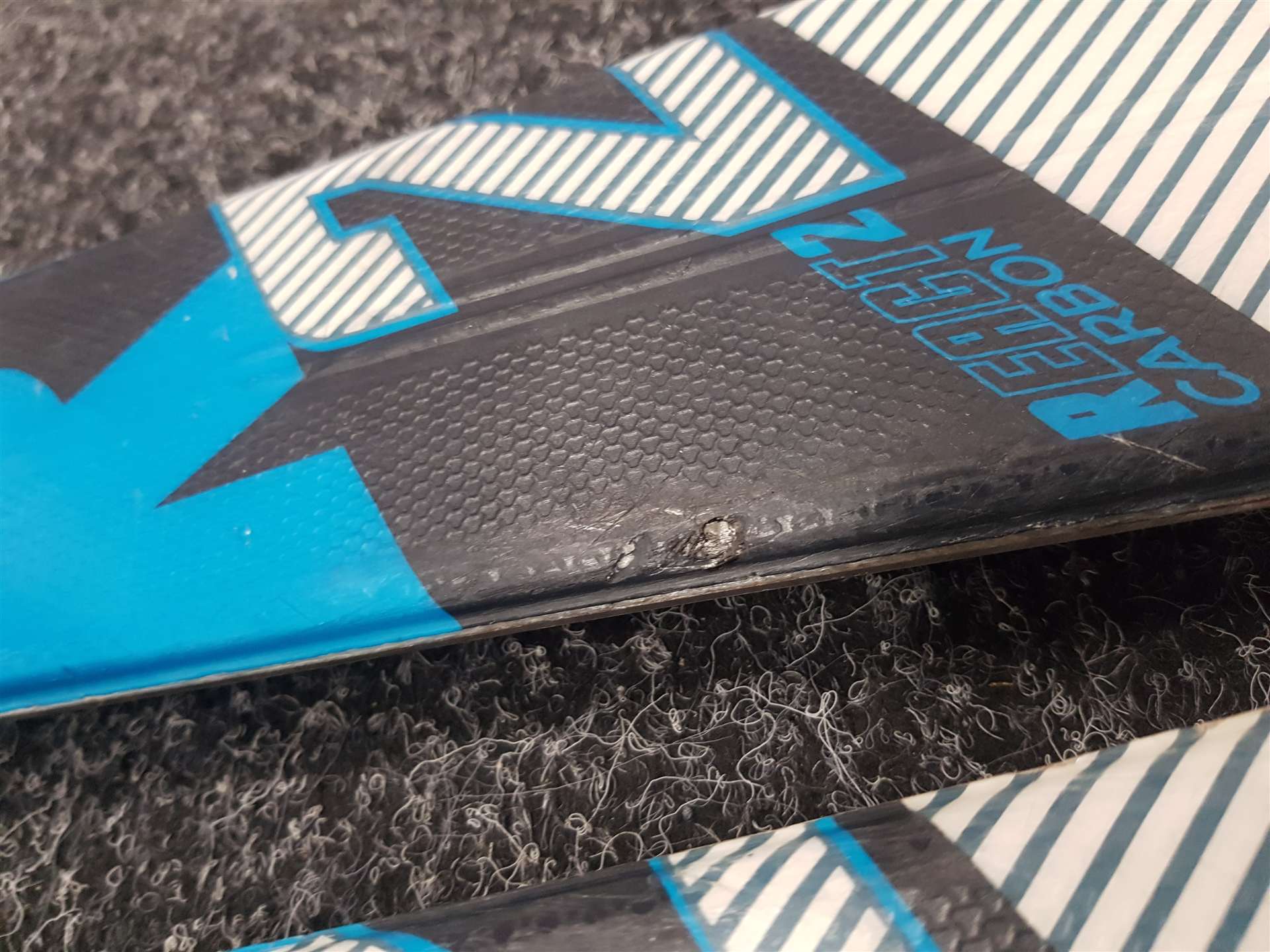 Skis ROSSIGNOL React 2 Carbon d'occasion + fixations Look Xpress 10