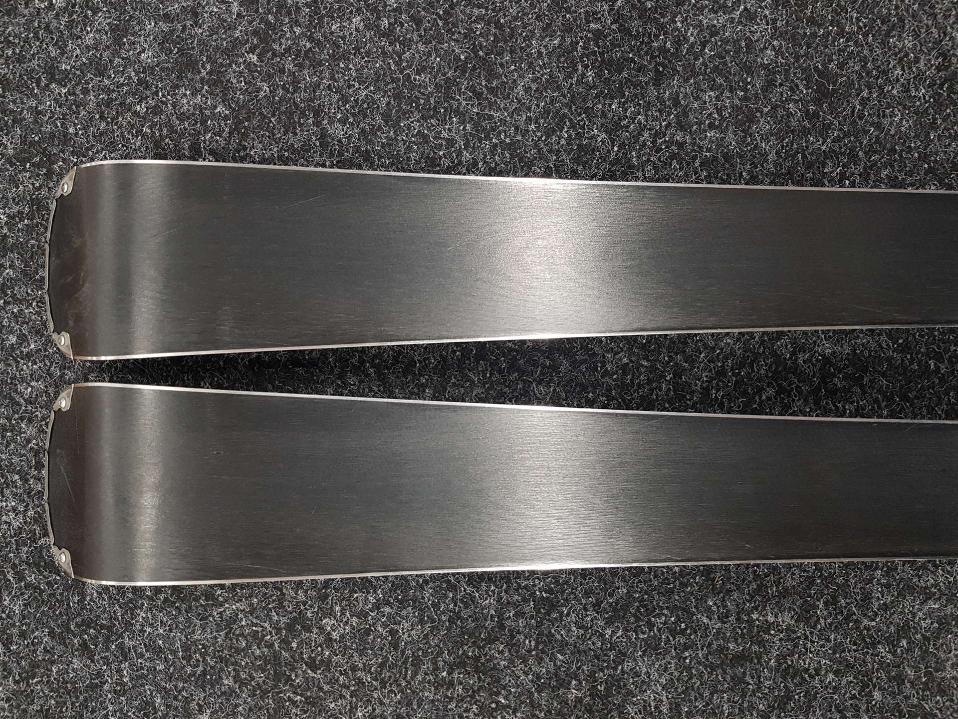 Skis ROSSIGNOL React 2 Carbon d'occasion + fixations Look Xpress 10
