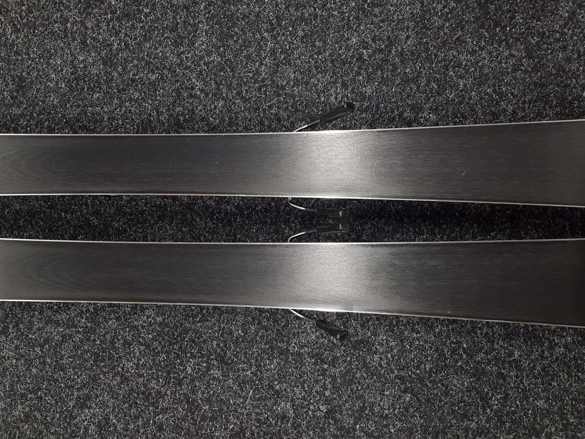 Skis ROSSIGNOL React 2 Carbon d'occasion + fixations Look Xpress 10