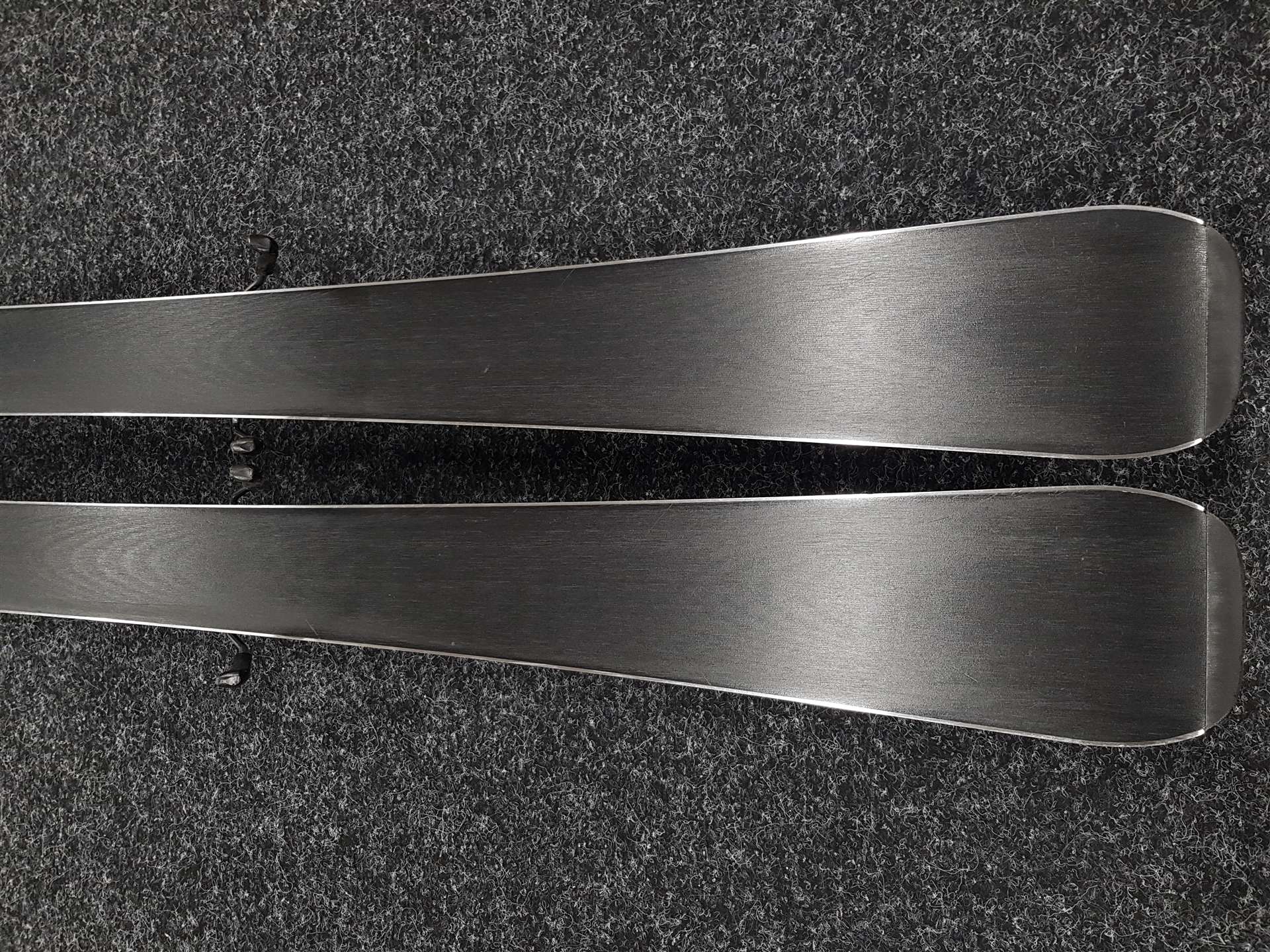 Skis ROSSIGNOL React 2 Carbon d'occasion + fixations Look Xpress 10