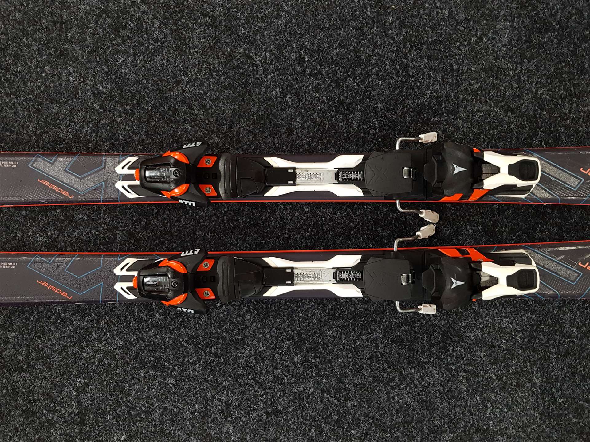 Esquís ATOMIC Redster usados + fijaciones Atomic CTX 10