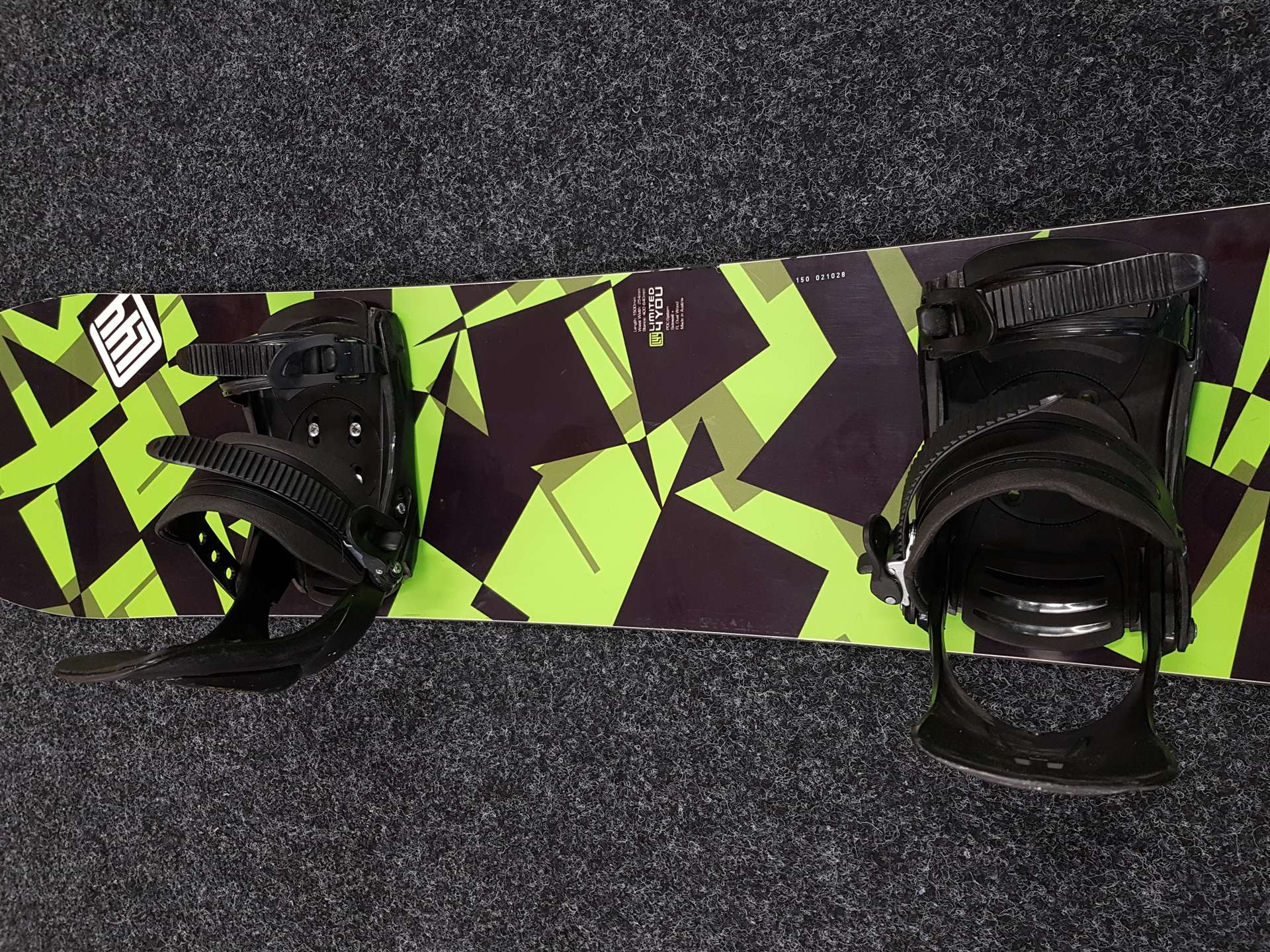 Použitý snowboard Limited4you FSZ pro + vázání Limited4you velikost L/XL