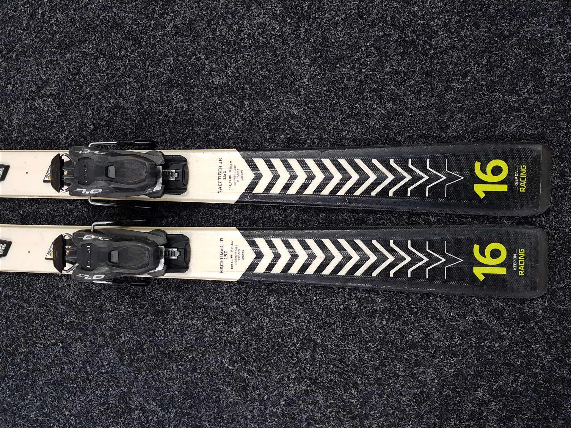 Skis VOLKL Racetiger JR d'occasion + fixations Marker 7.0