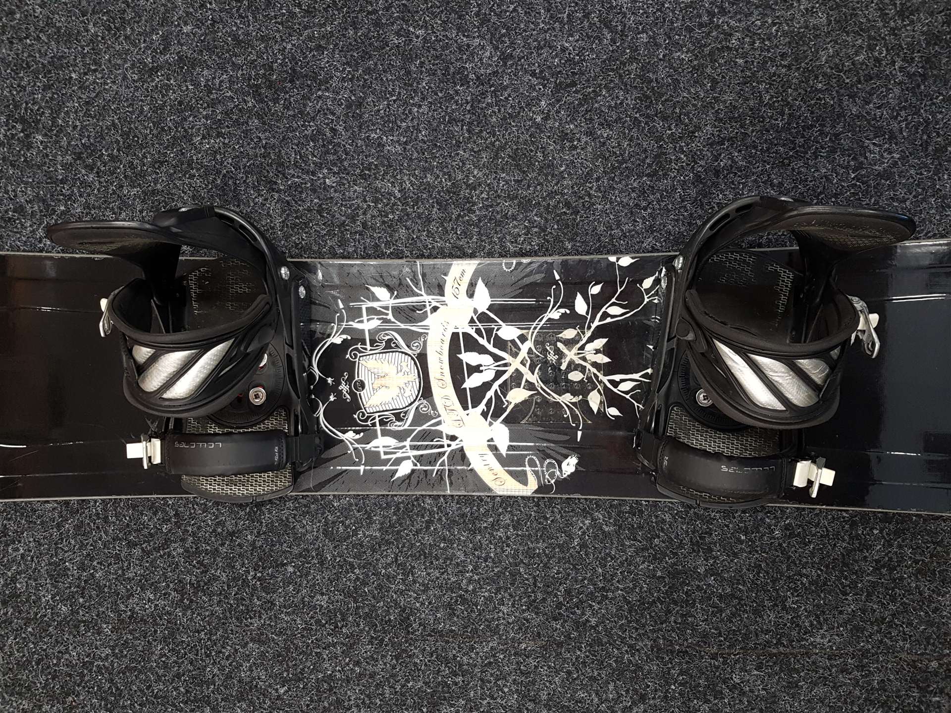 Snowboard LTD Sentry folosit + legături Salomon mărimea L/XL
