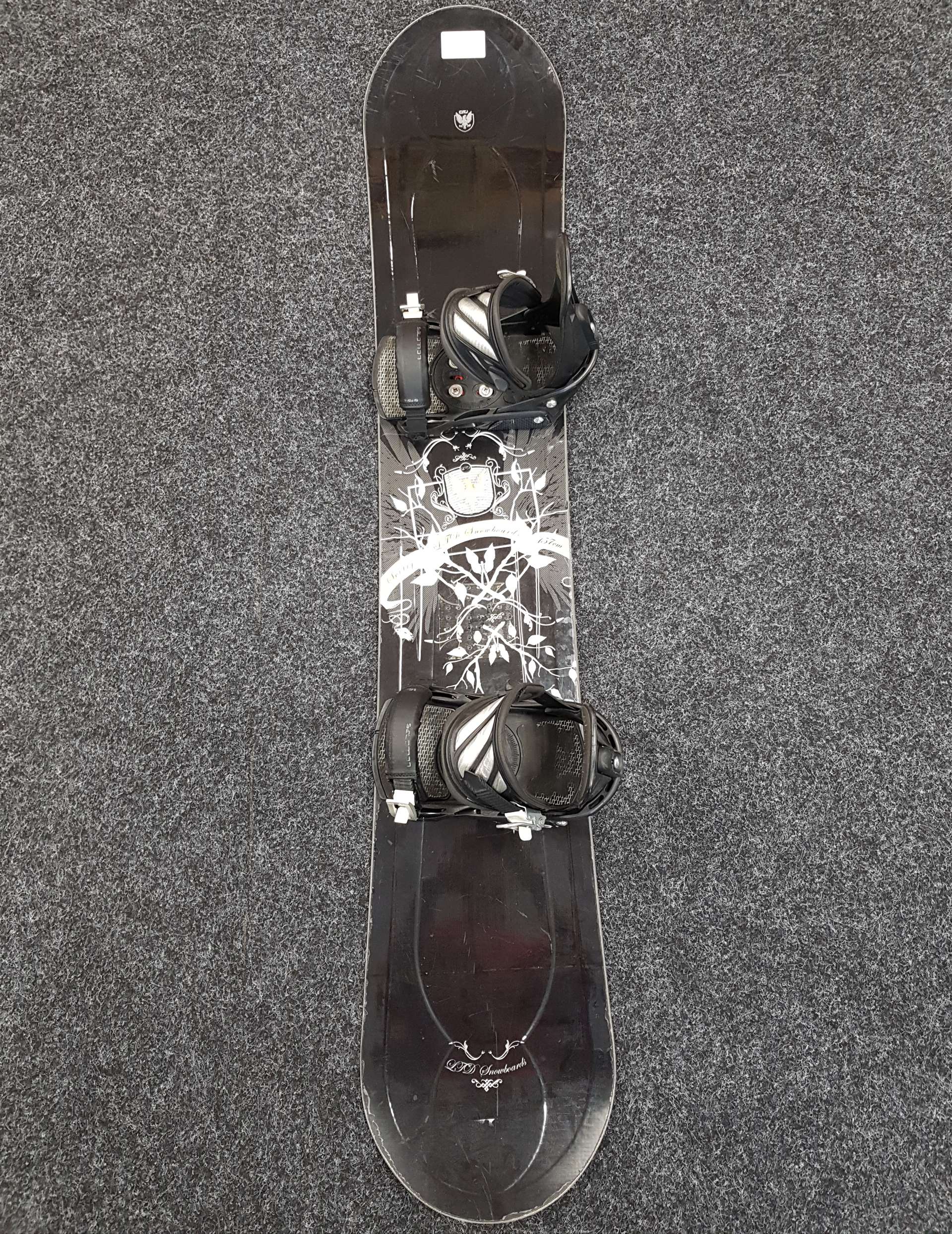 Snowboard LTD Sentry folosit + legături Salomon mărimea L/XL