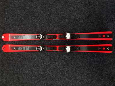 Esquís McKinley Pulse usados + fijaciones McKinley JW 5.5