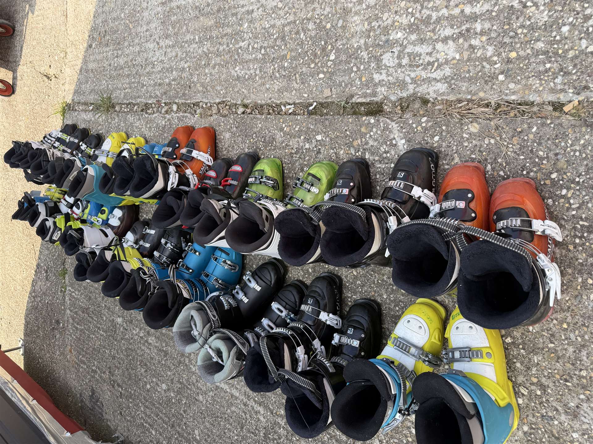 Pachet en-gros de clăpari de schi folosiți - cumpărare de la 10 buc.