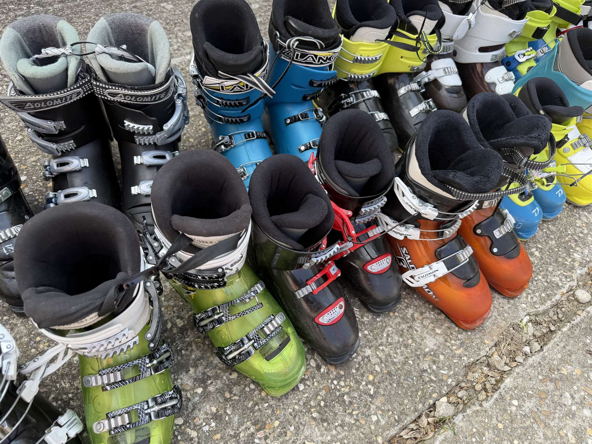 Pachet en-gros de clăpari de schi folosiți - cumpărare de la 10 buc.