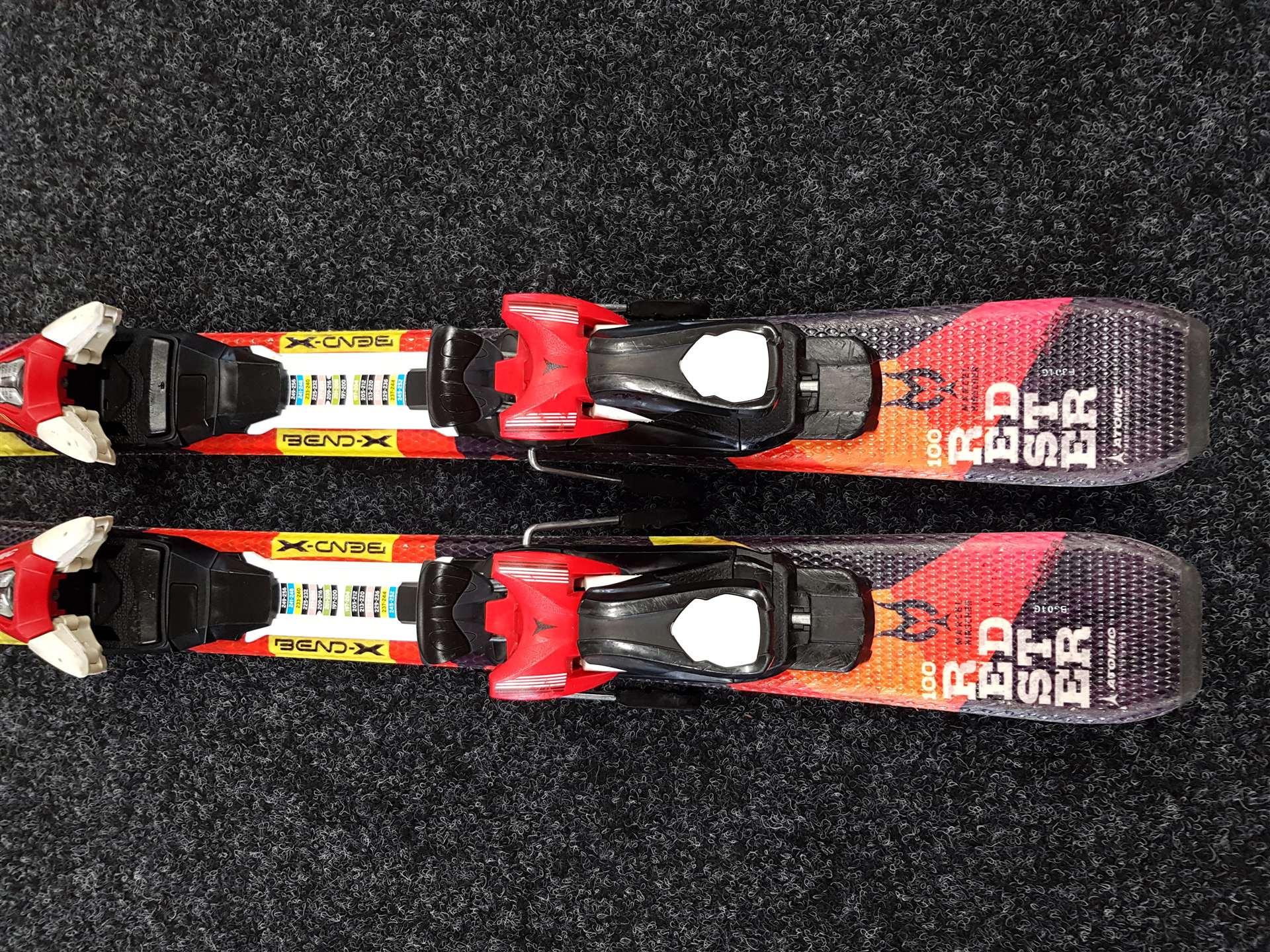 Použité dětské lyže ATOMIC Redster + vázání Atomic XTE 45
