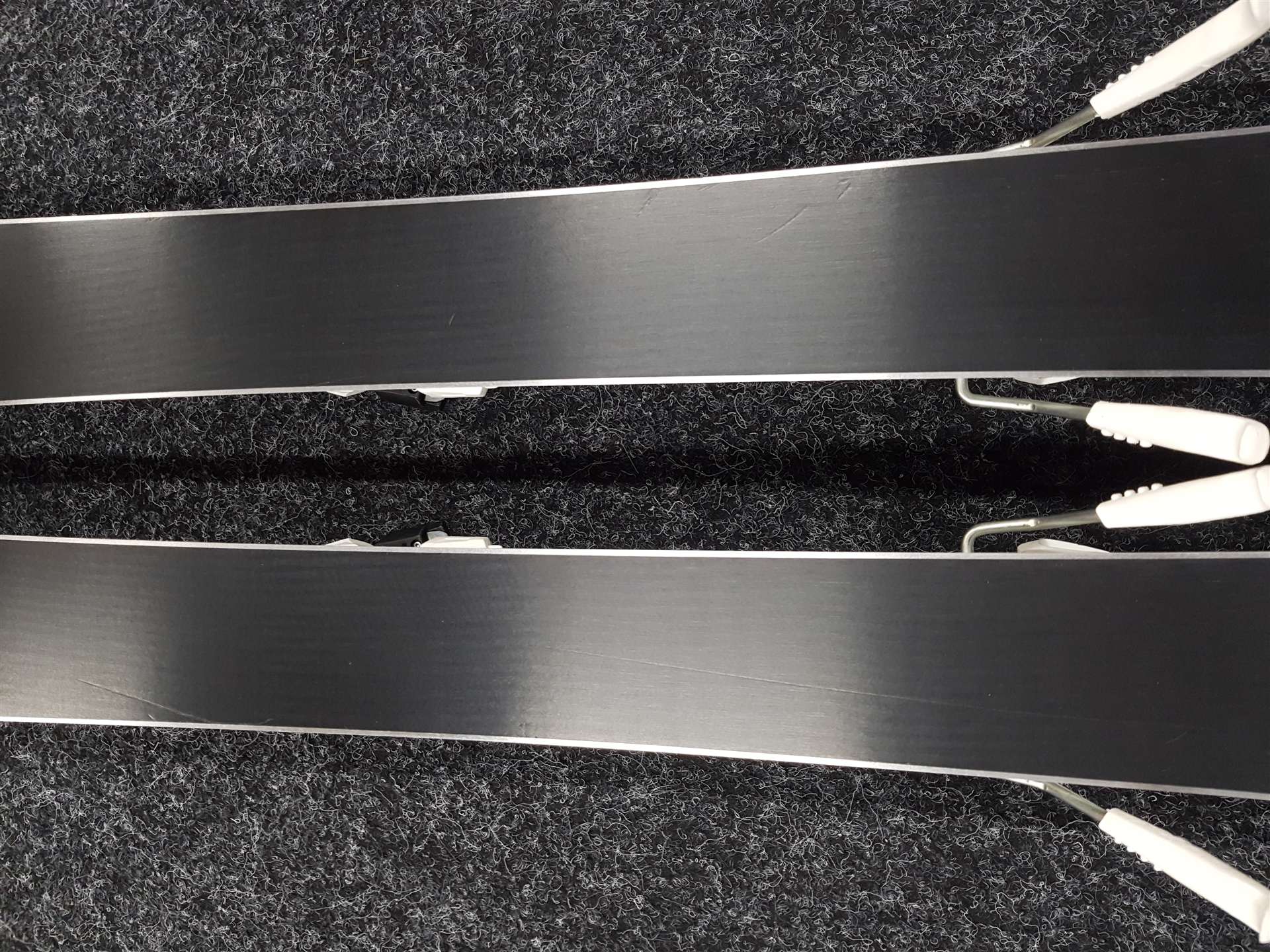 Esquís ARTIS 2 usados + fijaciones Tyrolia 11