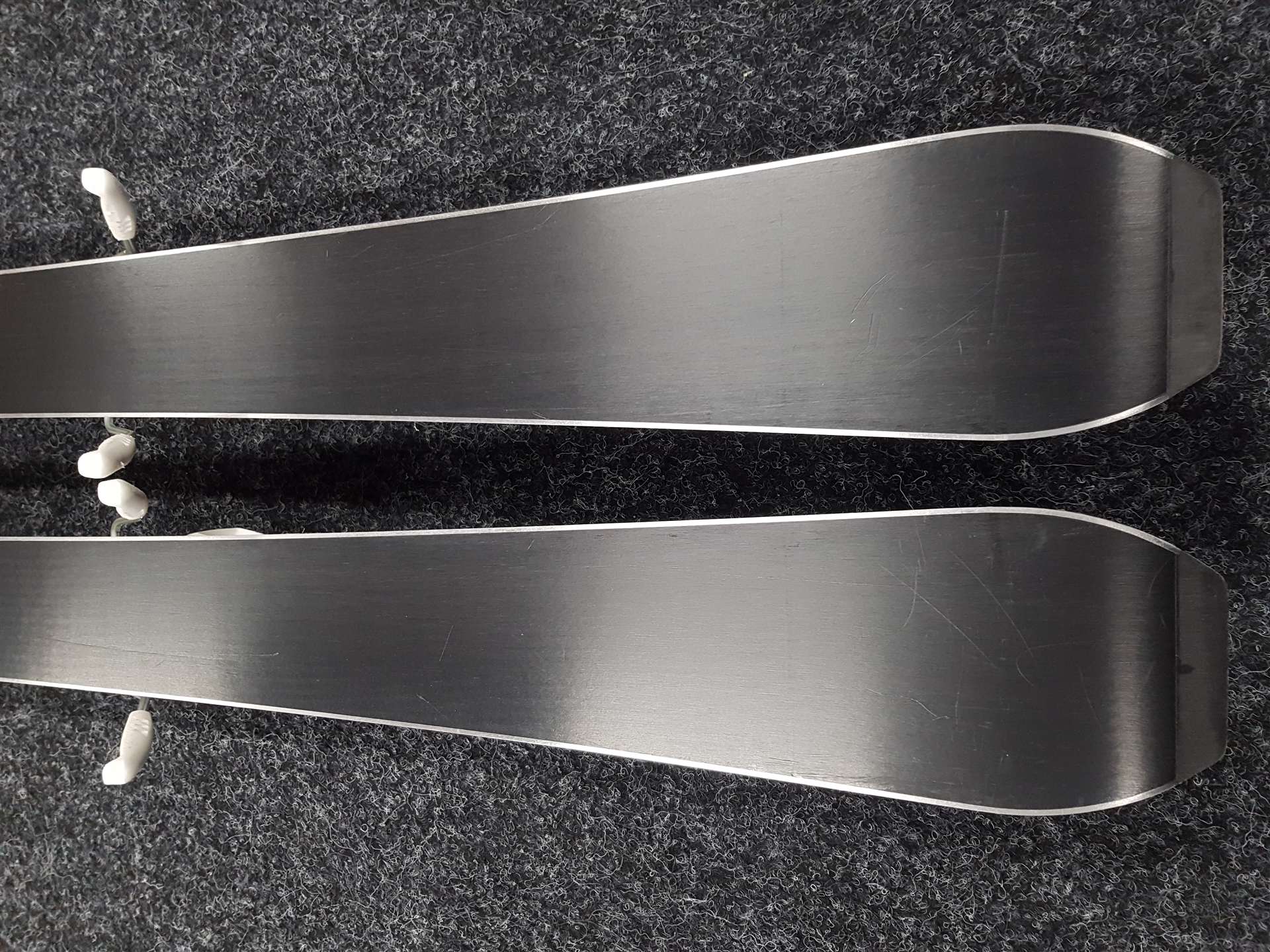 Esquís ARTIS 2 usados + fijaciones Tyrolia 11