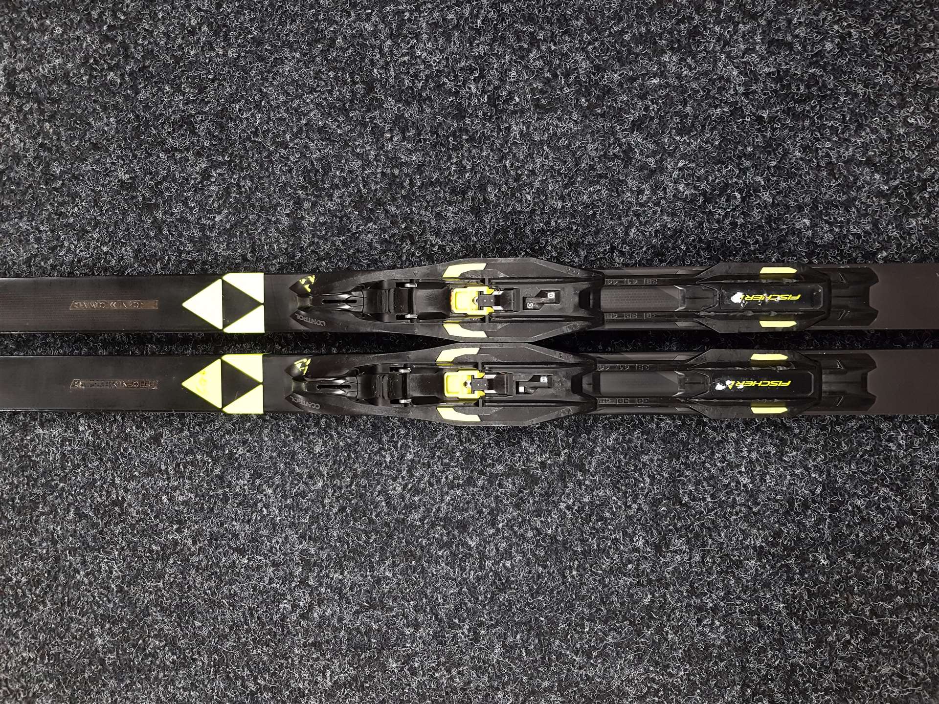 Schiuri de fond Fischer XC Super Elite Crown folosite + legături Fischer NNN