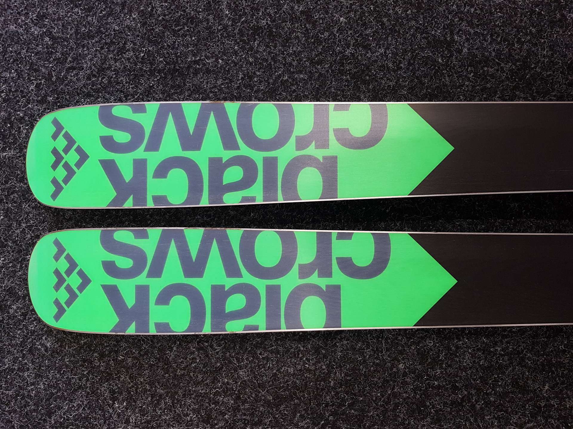 Rabljene freeride smuči BLACK CROWS Magnis + vezi Tyrolia SUR 10