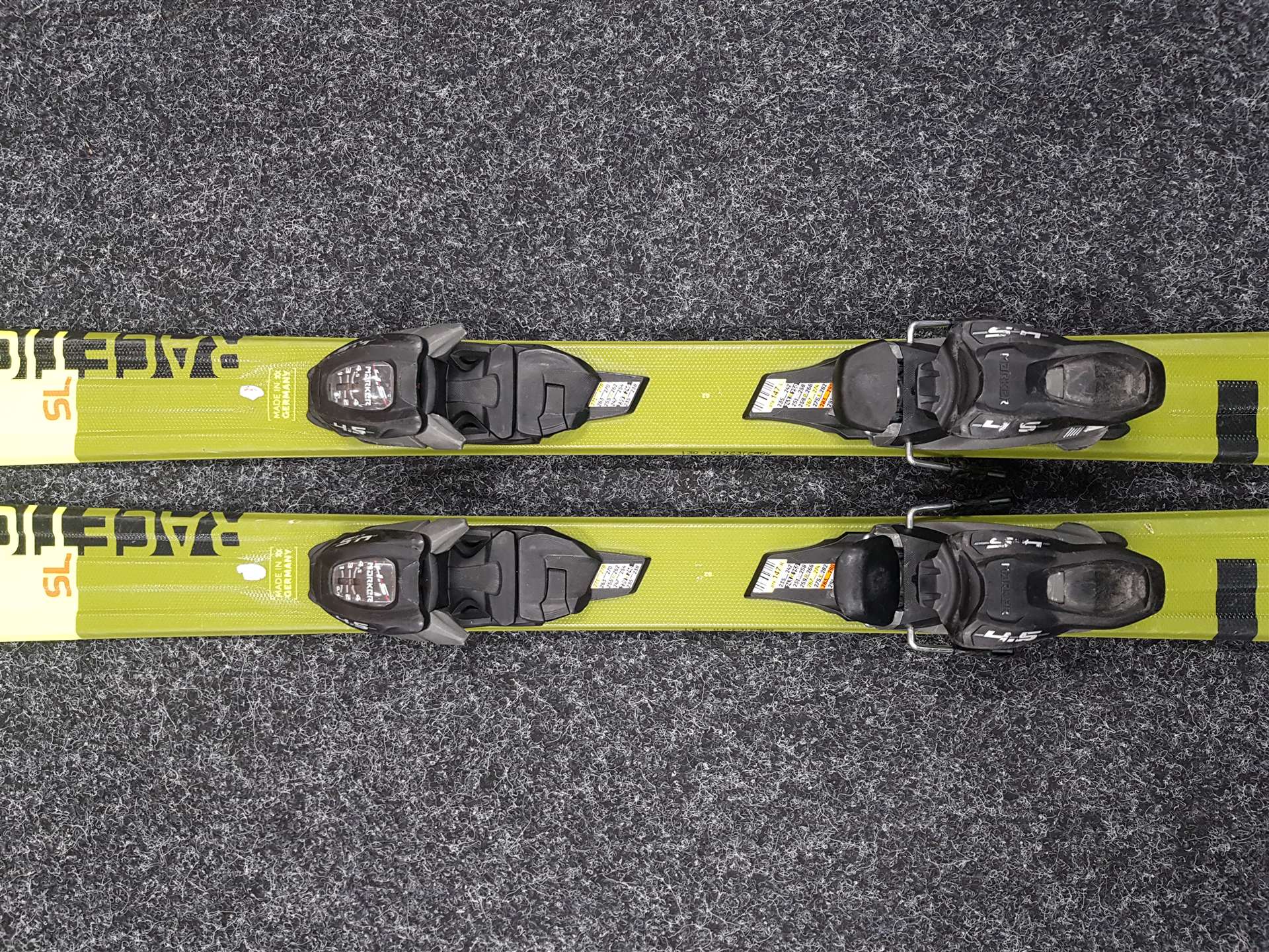Esquís infantiles usados VOLKL Racetiger SL 11 + fijaciones Marker 4.5