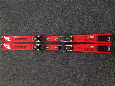 Schiuri folosite NORDICA TEAM RACE